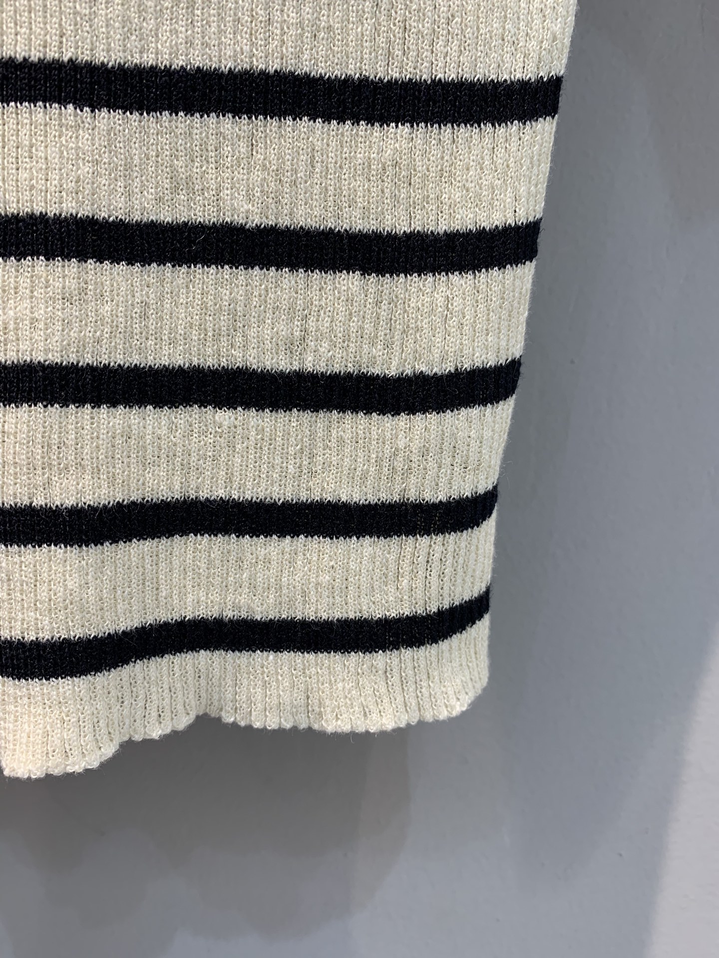 新款🔥出货啦📢 原版开发 CD新款字母条纹这款针织短袖。采用亚麻和真丝混纺面料，质感高级 经典黑白条纹元