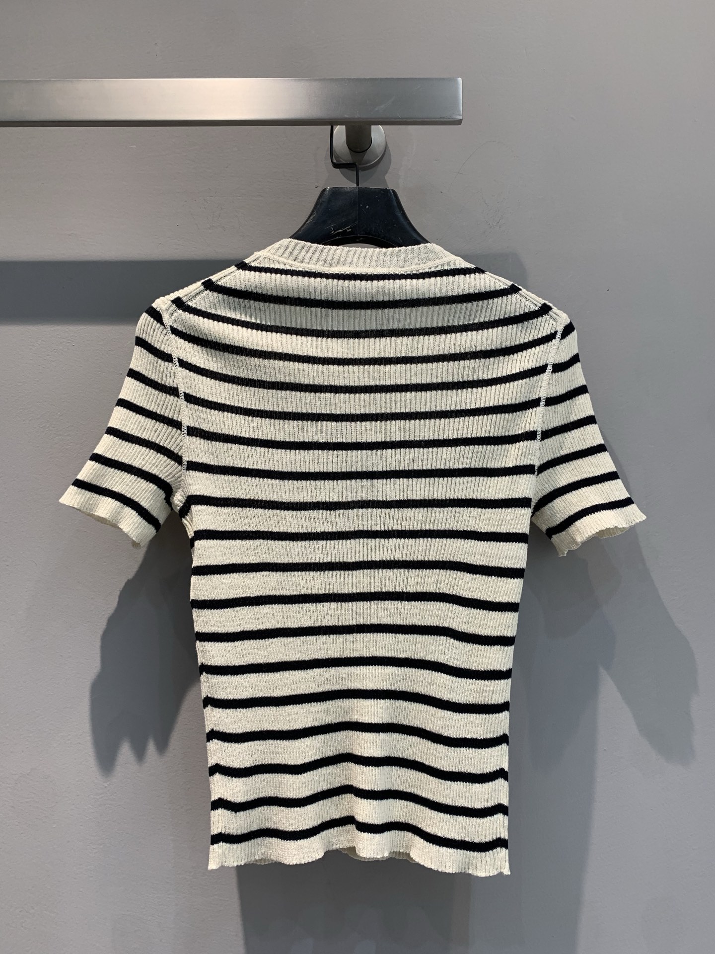 新款🔥出货啦📢 原版开发 CD新款字母条纹这款针织短袖。采用亚麻和真丝混纺面料，质感高级 经典黑白条纹元