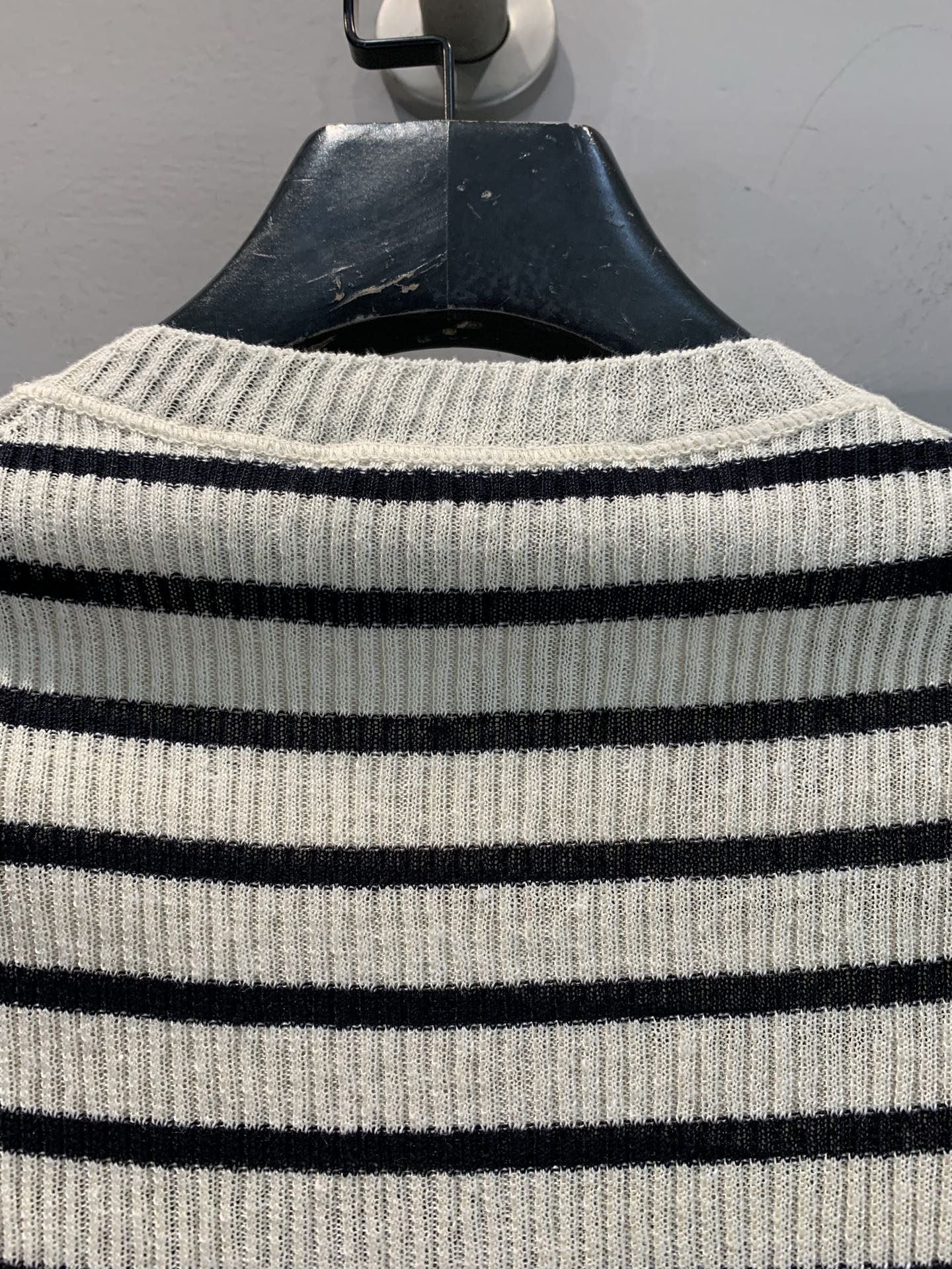 新款🔥出货啦📢 原版开发 CD新款字母条纹这款针织短袖。采用亚麻和真丝混纺面料，质感高级 经典黑白条纹元