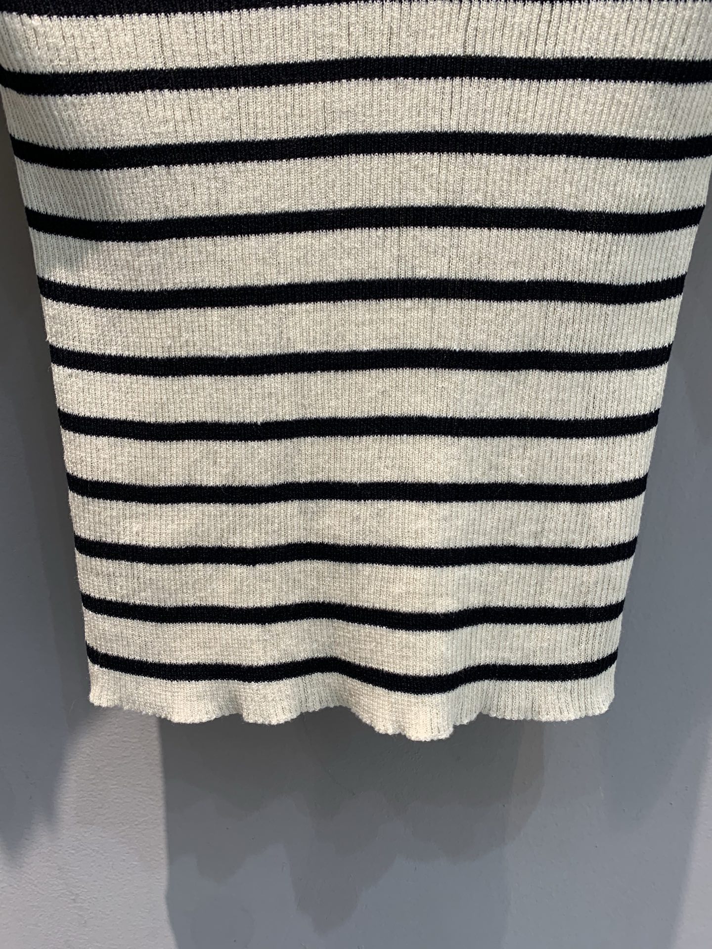 新款🔥出货啦📢 原版开发 CD新款字母条纹这款针织短袖。采用亚麻和真丝混纺面料，质感高级 经典黑白条纹元