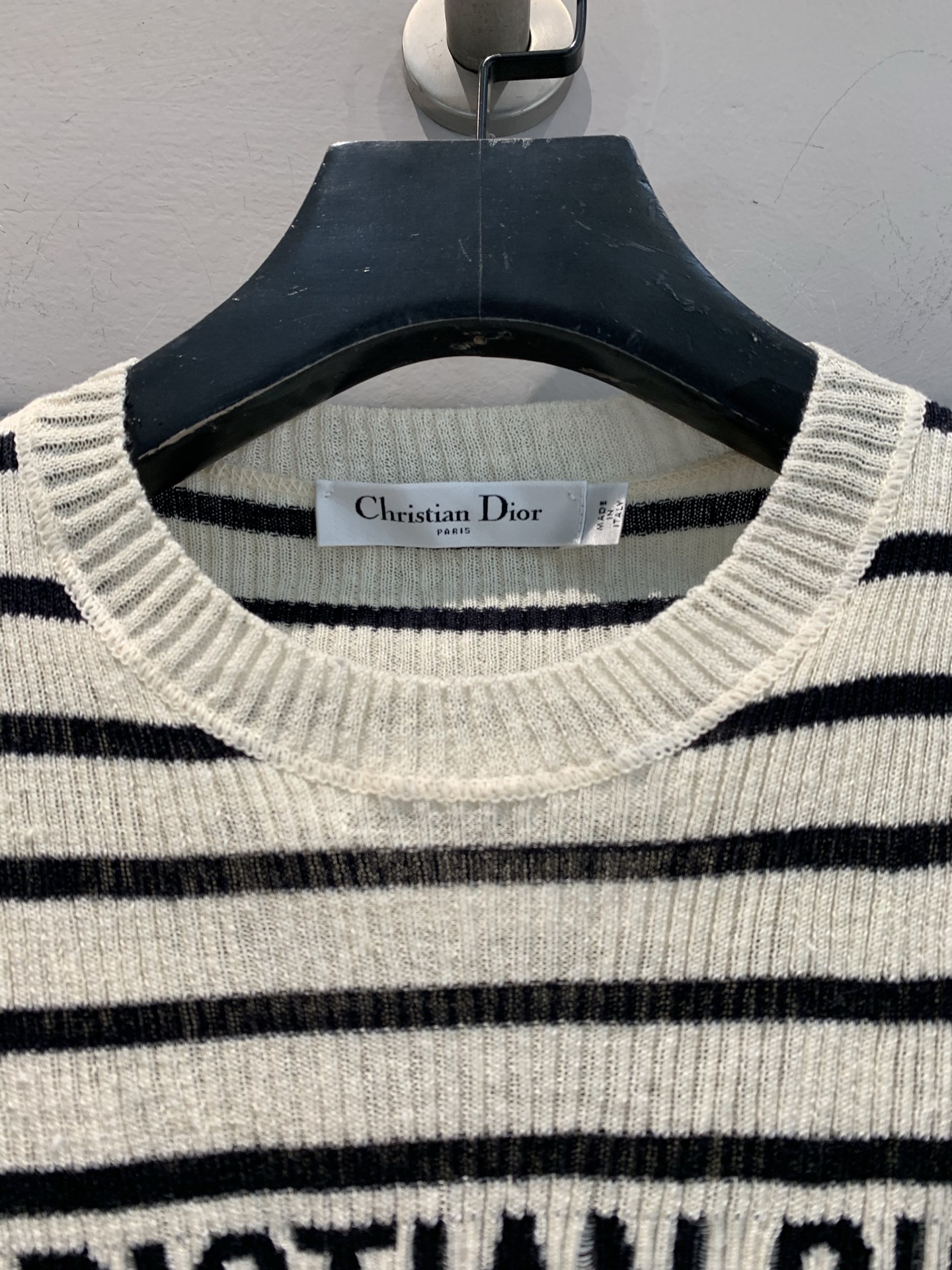 新款🔥出货啦📢 原版开发 CD新款字母条纹这款针织短袖。采用亚麻和真丝混纺面料，质感高级 经典黑白条纹元