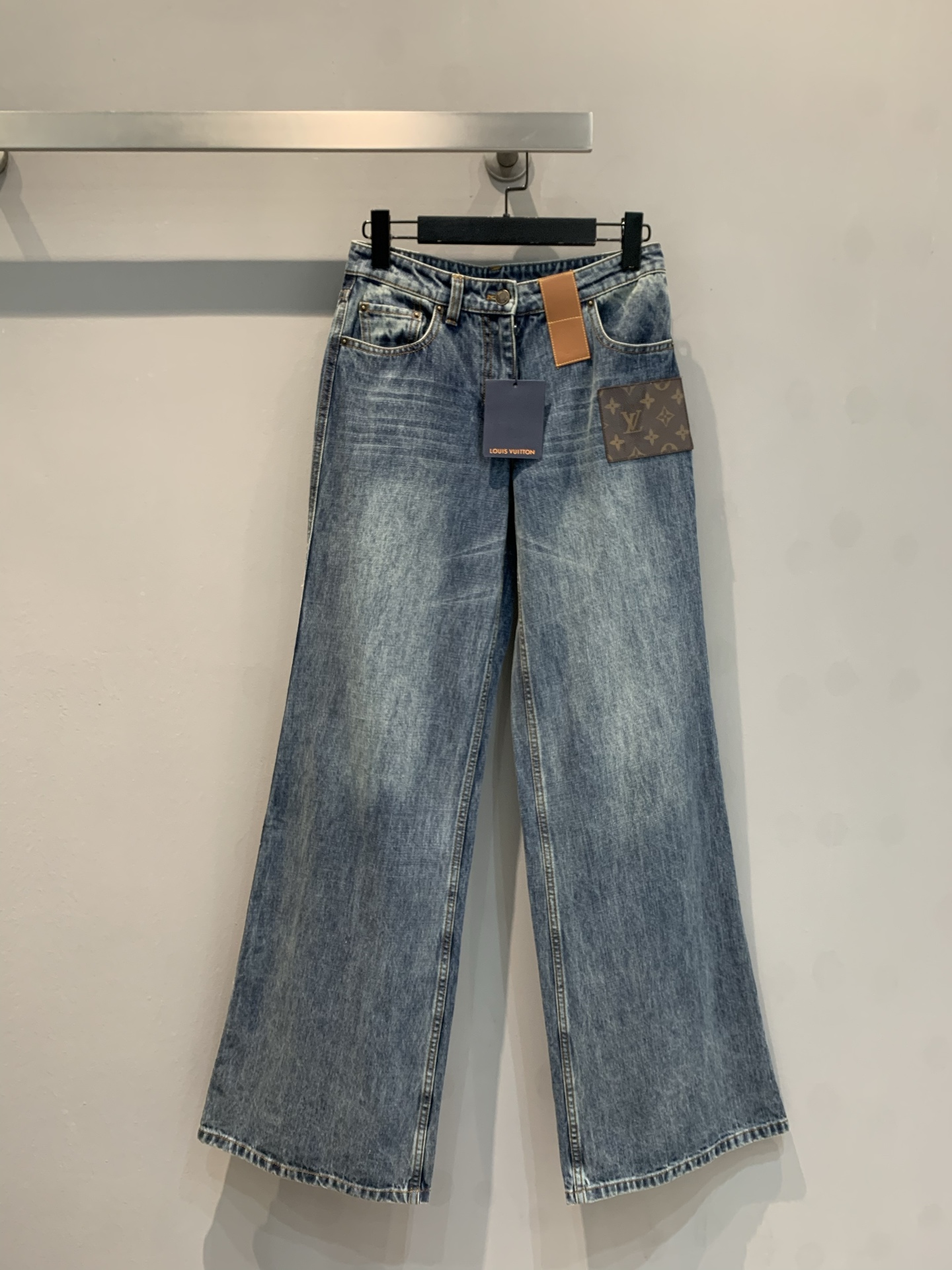 NO:327053,New models are shipped Original development  L's new leather jeans in early spring 2025. The loose wide-leg style is not only the current trend, but also a perfect interpretation of a free and casual attitude. It cleverly modifies the leg lines, and no matter what kind of body shape, you can find confidence and style. The washing and treatment of denim blue presents a natural gradient fading effect, and the retro charm comes to the face, and each texture tells the story of time. The splicing design of the iconic Monogram pattern is the soul of this jeans. Louis Vuitton  The classic elements and the rustic collision of denim instantly enhance the style and show unique taste and luxury identity. Whether you are strolling on the bustling streets of cities or attending fashion parties, it can make you the focus of attention. From material selection to production, LV always adheres to the ultimate pursuit of quality. High-quality denim fabrics are comfortable to touch and durable, and each stitch is embodied in exquisite craftsmanship. The details, metal buttons and pocket stitching are designed in detail, showing the style of a big brand. S  M L, louis vuitton,louis vuitton,louis vuitton,jeans,alexander wang19860909新款出货啦 原版开发 L家2025早春新款拼皮牛仔裤.宽松阔腿版型,不仅是当下潮流所向,更是对自由随性态度的完美诠释.它巧妙修饰腿部线条,无论何种身形,都能在其中找到自信与风采.水洗处理后的牛仔蓝,呈现出自然渐变的褪色效果,复古韵味扑面而来,每一道纹理都诉说着岁月的故事.标志性Monogram图案的拼接设计,是这款牛仔裤的灵魂所在.路易威登的经典元素与牛仔布的质朴碰撞融合,瞬间提升格调,彰显独特品味与奢华身份.无论是漫步繁华都市街头,还是出席时尚派对,它都能让你成为众人瞩目的焦点.从选材到制作,LV始终秉持着对品质的极致追求.优质牛仔面料,触感舒适且经久耐穿,每一针每一线都凝聚着精湛工艺.细节之处,金属纽扣与口袋缝线等设计,精致考究,尽显大牌风范.码数S M L,,louis vuitton,louis vuitton,louis vuitton,jeans,alexander wang,Women's clothing