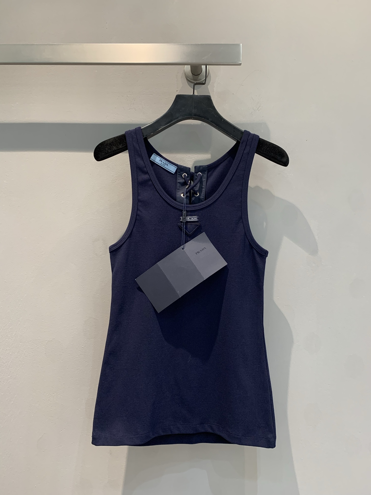 NO:327049,The new model shipped out original development Prad*2025 spring and summer new triangle logo sleeveless front and back drawstring vest. Simple but hidden ingenuity. Pure colors create a refreshing atmosphere, and the back lace design breaks the convention and adds a unique sense of layering and detail. High-quality fabrics are skin-friendly and comfortable. Whether it is a single wear to show casualness and freedom, or a layered shirt or knitted cardigan to create a layered look, it can be easily adapted, low-key interpretation of fashion attitude, and adds an indispensable and versatile item to your wardrobe. SML, prada, shirts, alexander wang19860909新款出货啦原版开发 Prad*2025春夏新款三角标无袖正反两穿抽绳背心.简约却暗藏巧思.纯净色营造清爽氛围,后背系带设计打破常规,增添独特层次感与细节感.优质面料亲肤舒适,无论是单穿展现随性洒脱,还是外搭衬衫、针织开衫打造叠穿造型,都能轻松适配,低调诠释时尚态度,为你的衣橱增添不可或缺的百搭单品.码数SML,,prada,shirts,alexander wang,Women's clothing