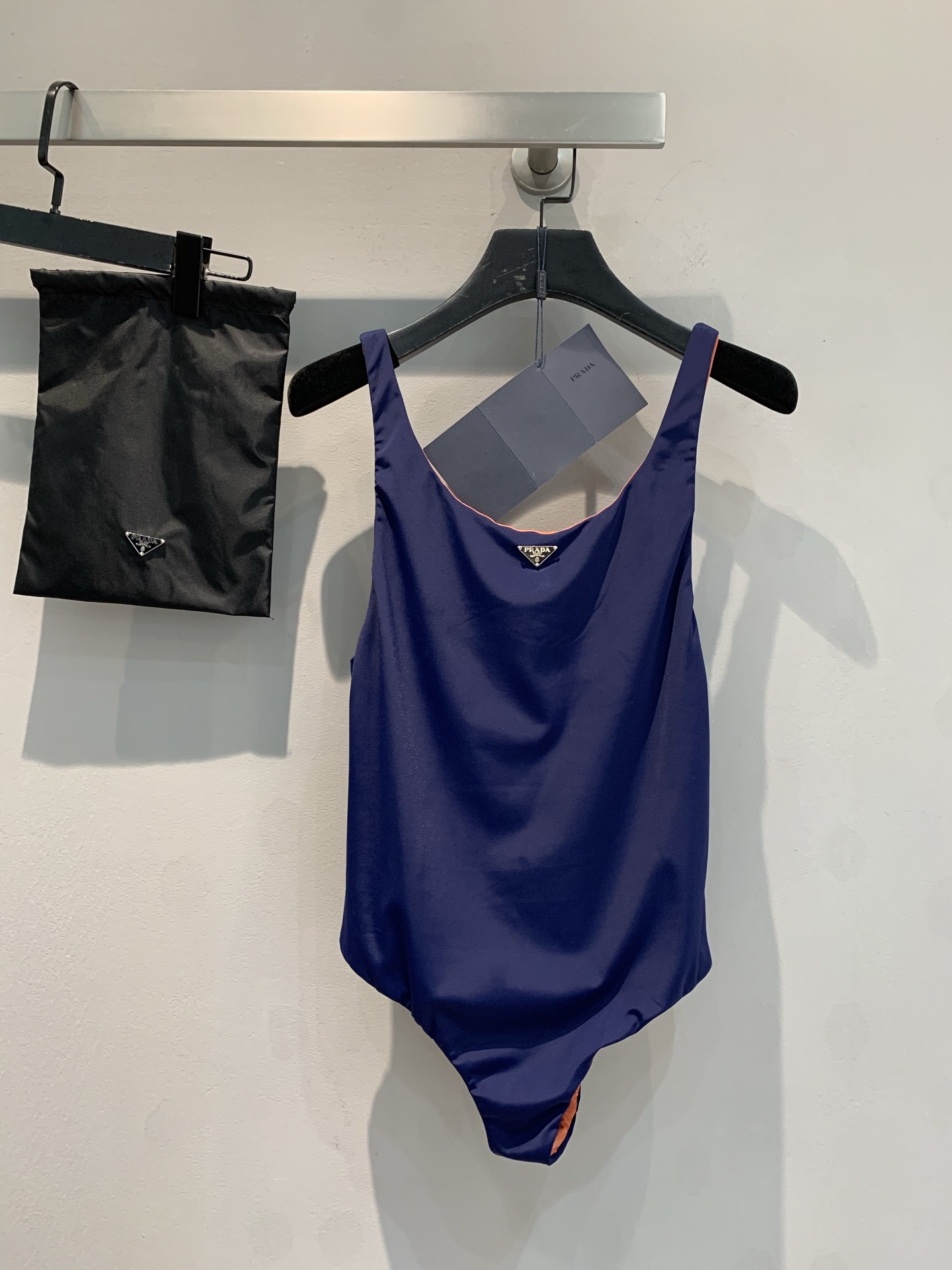 NO:327047,The new model is shipped. Original development Prad*2025 spring and summer new triangle logo contrasting one-piece swimsuit. High-quality fabrics are selected, which are silky and elastic. The iconic triangle logo is decorated in a low-key manner on the chest. Simple lines outline a smooth one-piece outline. The elegant neckline design cleverly reveals the neckline and adds elegant temperament. The tailoring that fits the body curves is comfortable and perfectly modifying the body shape. Whether it is swimming or swimming pool rest, it can show confidence and charm. Number 36 38 40,,prada,swimsuits,alexander wang19860909新款出货啦 原版开发 Prad*2025春夏新款三角标撞色连体泳衣.甄选优质面料,触感丝滑且富有弹性,标志性的三角标徽标低调点缀于胸前.简约线条勾勒出流畅的连体轮廓.大方的领口设计,巧妙展露颈部线条,增添优雅气质.贴合身体曲线的剪裁,舒适且完美修饰身形,无论是游泳运动还是泳池休憩,都能展现自信与魅力.码数36 38 40,,prada,swimsuits,alexander wang,Women's clothing