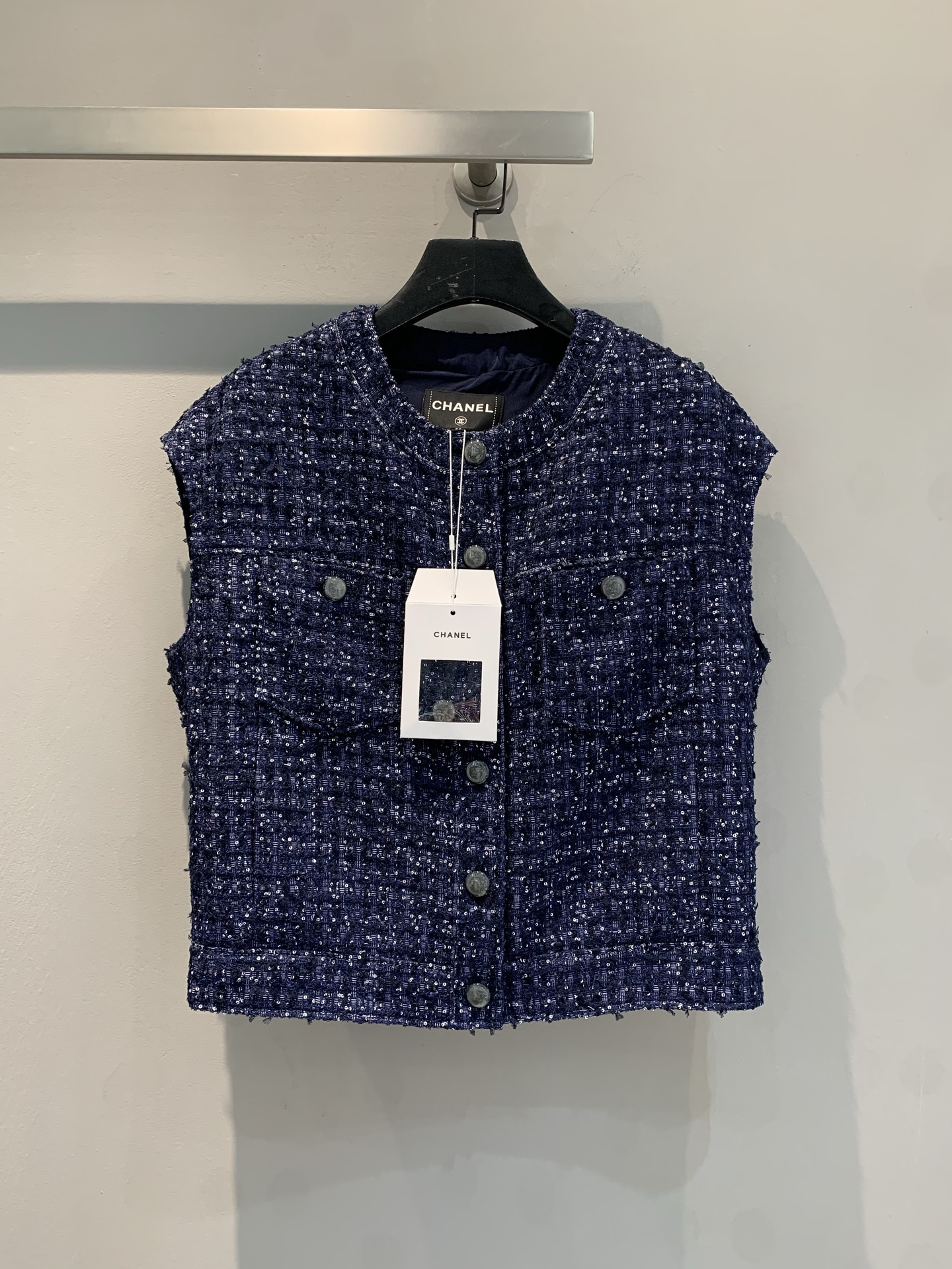 NO:459495,The new version with dust bag is shipped, original development (with dust bag) C home 2025 early spring new blue checked sleeveless tweed vest, deep blues intertwined with delicate texture, showing low-key luxury. Neat sleeveless design, adapted to diverse styles, superimposed, single wear eye-catching. Classic metal buttons, exquisite details injected into the soul. 100% mulberry silk lining, put on it, take confident steps in the hustle and bustle of the world, and interpret your unique elegant style. Number of codes 36 38 40, chanel, alexander wang19860909配防尘袋新款出货啦原版开发（配防尘袋）C家2025早春新款蓝色格纹无袖粗花呢马甲,深邃蓝调交织细腻纹理,尽显低调奢华.利落无袖设计,适配多元风格,叠搭出挑,单穿吸睛.经典金属纽扣,精致细节注入灵魂.百分百桑蚕丝内衬,穿上它,于喧嚣尘世中踏出自信步伐,演绎独属于你的优雅风尚.码数36 38 40,,chanel,alexander wang,Women's clothing