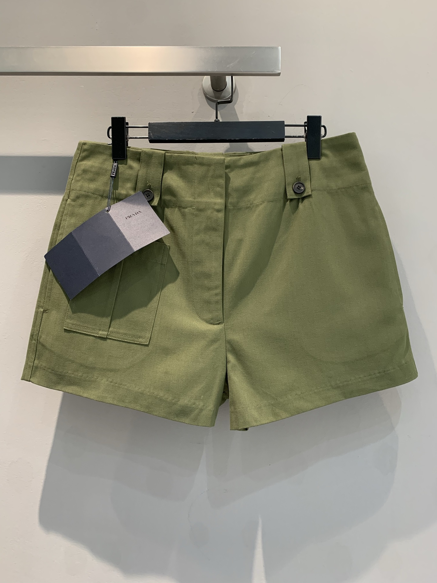 NO:736887,The new model is shipped. The original development Prad*2025 spring and summer new retro lace-up work pocket shorts. The silhouette is neat and crisp, showing a free and easy temperament. The double-button design adds a sense of detail, and the pockets are practical and unique, adding points to the overall look. Whether walking on the street or traveling outdoors, it can be easily adapted, with a classic appearance, helping you create a frank and fashionable summer look. Size S M L,, prada, shorts,19860909新款出货啦 原版开发 Prad*2025春夏新款复古系带工装口袋短裤.版型利落挺括,彰显洒脱气质.双扣设计增添细节感,口袋实用又别致,为整体造型加分.无论是漫步街头还是户外出游,它都能轻松适配,以经典之姿,助你打造率性时尚的夏日look.码数S M L,,prada,shorts,,Women's clothing