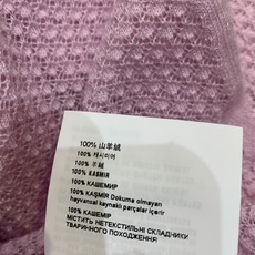 新款🔥出货啦📢 原版实拍 Miumi*2025早春新款刺绣字母粉色羊绒开衫。精选山羊绒材质,细腻柔软温暖 新款🔥出货啦📢 原版实拍 Miumi*2025早春新款刺绣字母粉色羊绒开衫。精选山羊绒材质,细腻柔软温暖