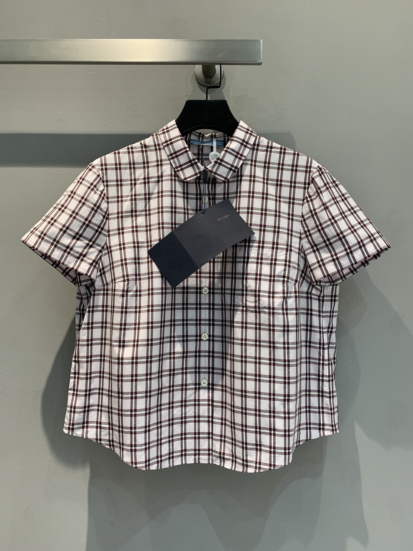 NO:334535,The new model is shipped. Original development Prad*2025 spring and summer new retro plaid contrasting short-sleeved shirt. Classic plaid intertwined, simple and neat tailoring, fits the modern urban rhythm. The short style cleverly lengthens the body proportions, releasing a casual and free and easy fashion attitude. The crisp collar and exquisite button details show exquisite craftsmanship and inject exquisite style into the overall shape. Whether it is a casual and daily style with jeans, or a skirt that combines a light workplace style, it can be easily adapted. SML, prada, skirts, jeans, T-shirt, alexander wang19860909新款出货啦 原版开发 Prad*2025春夏新款复古格纹撞色短袖衬衣.经典格纹交织,简约利落的剪裁,契合现代都市节奏,短款版型巧妙拉长身形比例,释放随性洒脱的时尚态度.挺括的衣领与精致纽扣细节,彰显考究工艺,为整体造型注入精致格调.无论是搭配牛仔裤打造休闲日常风,还是与半裙组合出职场轻熟范儿,它都能轻松适配.码数SML,,prada,skirts,jeans,T-shirt,alexander wang,Women's clothing