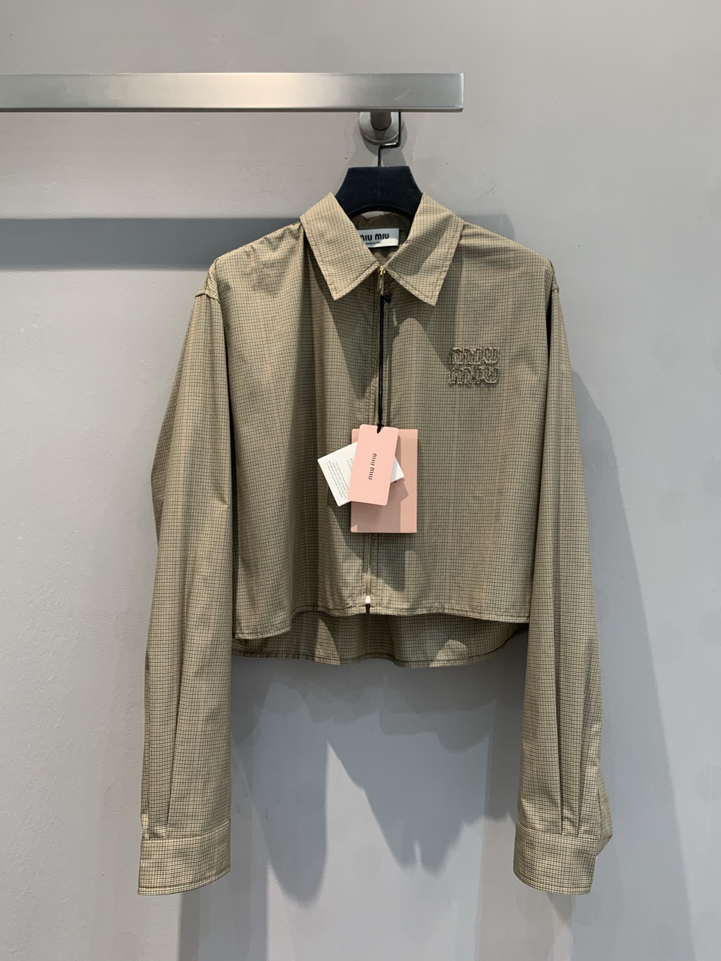 NO:327061,New style is shipped. Original development. Miumi*2025 early spring new plaid letter embroidery short jacket. It uses cotton-embroidery blended fabric. The texture is high-quality and stylish. Classic plaid elements are retro and versatile, suitable for various styles. The neat lapels are matched with a personalized zipper, and the details are ingenious. The unique letter embroidery on the chest adds a trendy texture. The short style, which raises the waistline and easily creates long legs. Add this fashionable color to your wardrobe!  S M L,,miumiu,jackets & coats,alexander wang19860909新款出货啦 原版开发 Miumi*2025早春新款格纹字母刺绣短款外套.采用棉纶混纺面料 质感上乘版型挺括有型.经典格纹元素,复古又百搭,适配各种风格.利落翻领搭配个性拉链,细节处尽显巧思.胸口独特的字母刺绣,增添潮流质感.短款版型,拉高腰线,轻松打造大长腿.快给自己的衣橱添上这一抹时尚亮色！码数S M L,,miumiu,jackets & coats,alexander wang,Women's clothing