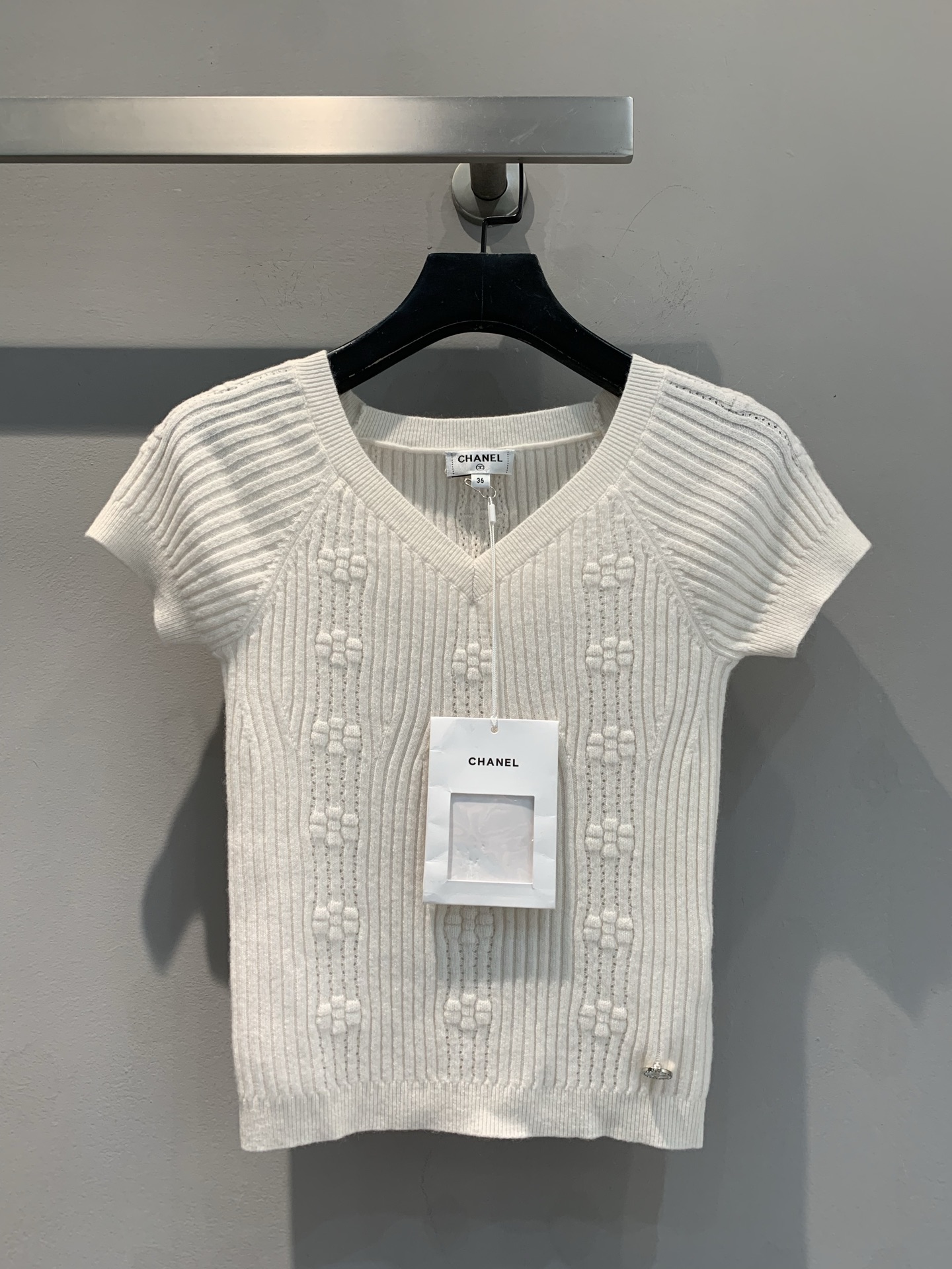 NO:327079,New model is shipped, original development C home 2025 spring and summer new handmade crochet V-neck cashmere knitted short sleeves. It uses imported cashmere yarn fabric, which is skin-friendly and soft and elastic. The V-neck design outlines charming lines, exquisite pattern weaving delicate texture, showing luxurious background in details. Simple but not lacking style, suitable for a variety of occasions, wear it, encounter French romance, and unlock your elegant posture exclusively. Number of codes 36 38 40, chanel, T-shirt, alexander wang19860909新款出货啦 原版开发 C家2025春夏新款手工钩花V领羊绒针织短袖.采用进口羊绒纱线面料,亲肤柔软,弹力十足.V领设计勾勒迷人线条,精巧花纹编织细腻质感,于细节处尽显奢华底蕴.简约而不失格调,适配多样场合,穿上它,邂逅法式浪漫,解锁专属于你的优雅姿态.码数36 38 40,,chanel,T-shirt,alexander wang,Women's clothing