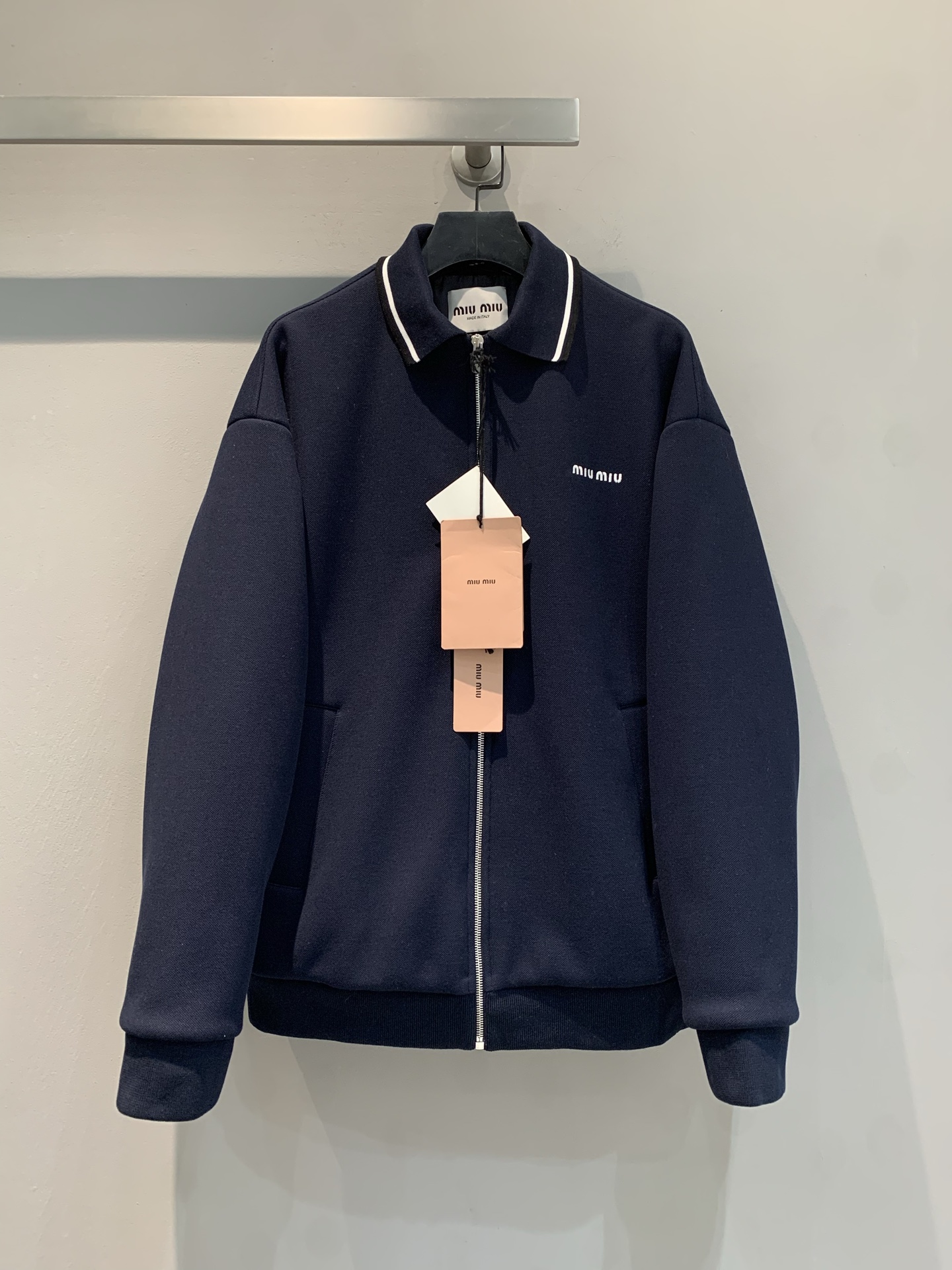 NO:333176,New model is shipped. Original development. Miumi*2025 early spring new college style contrast collar zipper jacket. It uses imported custom fabrics, with excellent texture and a crisp style. Classic contrast lapels outline unique lines. Simple style, including various figures, and easy to adapt to various styles. Exquisite brand logo embellishment, hidden luxury and elegant style. A top body reveals French lazy and modern style in daily life. SML, miumiu, jackets & coats, alexander wang19860909新款出货啦 原版开发 Miumi*2025早春新款学院风撞色领拉链外套.采用进口定制面料,质感上乘,版型挺括.经典撞色翻领,勾勒别致线条.简约版型,包容各种身形,轻松适配多样风格.精致品牌标识点缀,暗藏奢雅格调.一件上身,于日常间流露法式慵懒与摩登风尚.码数SML,,miumiu,jackets & coats,alexander wang,Women's clothing