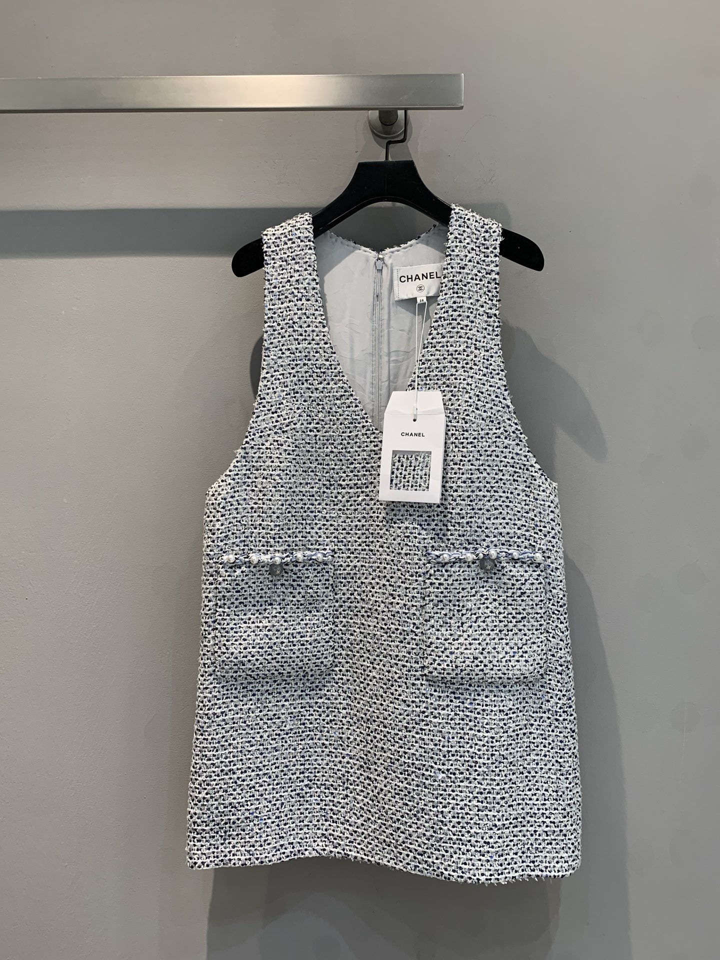 NO:331303,The new model shipped original development (with dust bag) C home 2025 early spring new double-pocket tweed vest skirt. The iconic tweed fabric is exquisitely woven texture and excellent texture. Simple sleeveless design, outlining neat lines, V-neck clever shaping charming neck curves. Double pocket embellishment adds practicality and playfulness. Whether it is a shirt to create a capable commuting style or an elegant dress to create an elegant and famous style, you can easily control it, allowing you to show your French luxury style in every move. Number of 36 38 40, chanel, skirts, shirts, alexander wang19860909新款出货啦原版开发（配防尘袋）C家2025早春新款双口袋粗花呢马甲裙.标志性粗花呢面料,编织精致纹理,质感上乘.简约无袖设计,勾勒利落线条,V领巧塑迷人颈部曲线 .双口袋点缀,增添实用与俏皮.无论是搭配衬衫打造干练通勤风,还是外搭连衣裙营造优雅名媛范,皆能轻松驾驭,让你于举手投足间尽显法式奢华格调.码数36 38 40,,chanel,skirts,shirts,alexander wang,Women's clothing