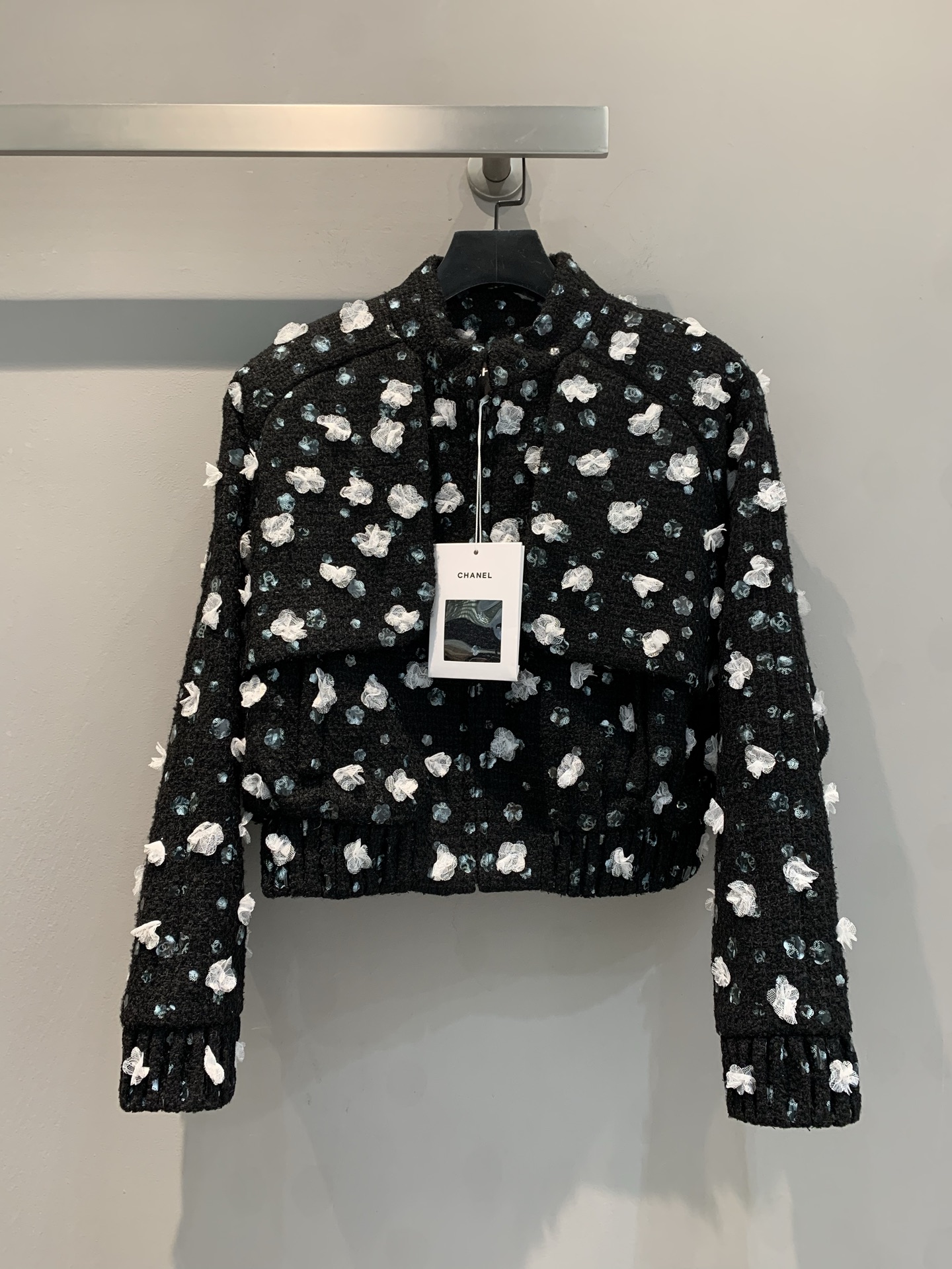 NO:331306,The new model shipped original development (with dust bag) C home 2025 early spring new embroidered handmade flower zipper jacket. It uses wool blended fabric, with a high-quality texture and a crisp style. 100% silk lining, black base and exquisite white three-dimensional decoration, retro and yet flexible. The short version cleverly embellishes the body shape and highlights the elegant temperament. Whether it is matched with skirts and showing its ability to show its ability, it can easily create a French fashion atmosphere. Number of 36 38 40, chanel, skirts, jackets & coats, real silk, alexander wang19860909新款出货啦原版开发（配防尘袋）C家2025早春新款刺绣手工花朵拉链外套.采用羊毛混纺面料,质感上乘版型挺括 .百分百的真丝内衬,黑色基底搭配精致白色立体装饰,复古又不失灵动.短款版型巧妙修饰身形,凸显优雅气质,无论是搭配裙装展现柔美,还是配搭裤装彰显干练,都能轻松营造出法式时尚氛围感.码数36 38 40,,chanel,skirts,jackets & coats,real silk,alexander wang,Women's clothing