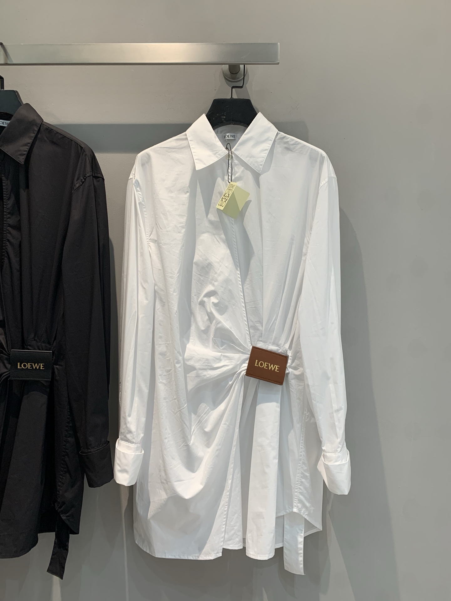 NO:327111,New models are shipped. Original development. Loew*2025 early spring new irregular leather tag button shirt dress. It uses 100% imported pure cotton fabric. The texture is comfortable and delicate. The unique leather tag knot design breaks the routine and shows elegant style in a casual manner. The iconic logo leather tag embellishment is low-key and luxurious. The loose style is to accommodate all body shapes. Whether it is single or layered, it can easily create a high-end outfit, helping you to show your unique charm on urban streets or in exquisite occasions~ SML, loewe, skirts, alexander wang19860909新款出货啦 原版开发 Loew*2025早春新款不规则皮牌扣衬衣式连衣裙.采用进口百分百纯棉面料.质感舒适细腻.独特的皮扣打结设计,打破常规,随性中尽显优雅格调.标志性logo皮牌点缀,低调奢华.宽松版型,包容各种身形,无论是单穿还是叠搭,都能轻松打造高级感穿搭,助你在都市街头或是精致场合,皆能绽放独特魅力~码数SML,,loewe,skirts,alexander wang,Women's clothing