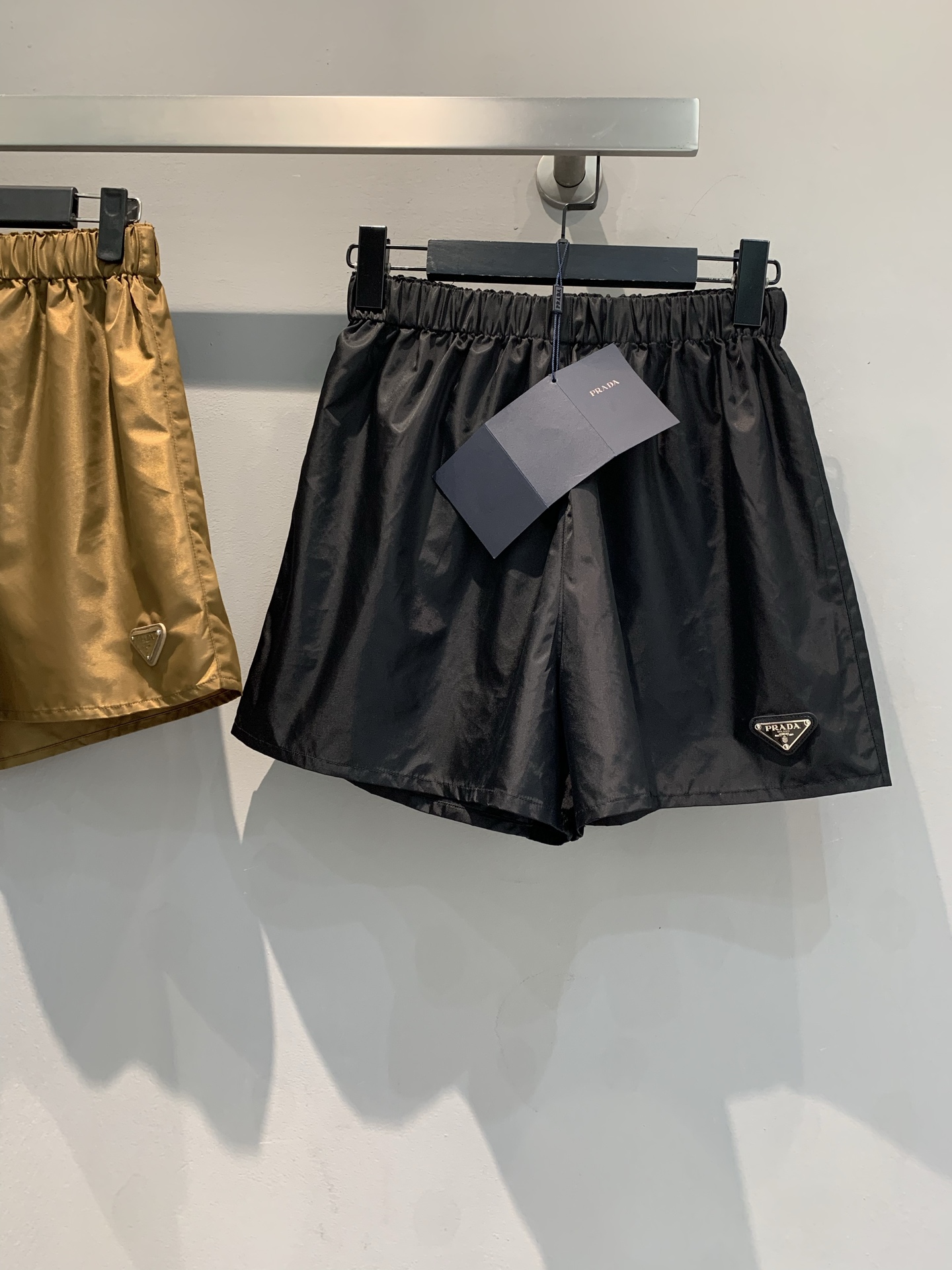 NO:327103,The original version is developed. Prad*2025 spring and summer new drawstring waist-shaped casual shorts. It uses recycled nylon fabric. It is breathable and skin-friendly, and the elastic waist design brings a free experience. The iconic triangle logo is exquisitely embellished, highlighting the brand style. Whether it is paired with a simple T-shirt or a fashionable top to attend an event, it can easily control different styles and exude unique charm. SML, prada, shorts, tees, t-shirt, alexander wang19860909款出货啦 原版开发 Prad*2025春夏新款抽绳塑腰休闲短裤.采用再生尼龙面料.透气亲肤,松紧腰设计带来自在体验.标志性三角徽标精致点缀,彰显品牌格调.无论是搭配简约T恤出街,还是配上时尚上衣出席活动,都能让你轻松驾驭不同风格,绽放独特魅力.码数SML,,prada,shorts,tees，t-shirt,alexander wang,Women's clothing