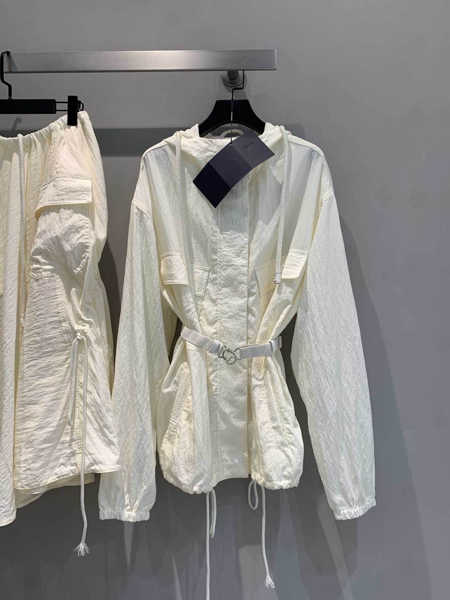 NO:327096,The new model is shipped. Original development Prad*2025 spring and summer new drawstring belt hooded sun protection jacket. It uses imported pleated sun protection cotton and linen fabric. It is light and comfortable and breathable, with multiple pocket design, combining practicality and trend, showing a personality attitude. The waist belt can be adjusted freely, outlines the graceful figure and adds a layer of wear. The drawstring at the cuffs is detailed and lively. Whether it is walking on the street with jeans or attending a party with a skirt, it can be easily controlled and helps you become the focus of fashion in spring. Number of 36 38 40,,prada, skirts,jeans,jackets & coats,hats,alexander wang19860909新款出货啦 原版开发 Prad*2025春夏新款抽绳腰带连帽防晒外套.采用进口褶皱防晒棉麻面料.轻薄舒适透气,多口袋设计,兼具实用与潮流感,彰显个性态度.腰间束带可自由调节,勾勒曼妙身姿,增添穿搭层次.袖口抽绳细节,灵动俏皮.无论是搭配牛仔裤漫步街头,还是与裙装组合出席聚会,都能轻松驾驭,助你成为春日里的时尚焦点.码数36 38 40,,prada,skirts,jeans,jackets & coats,hats,alexander wang,Women's clothing