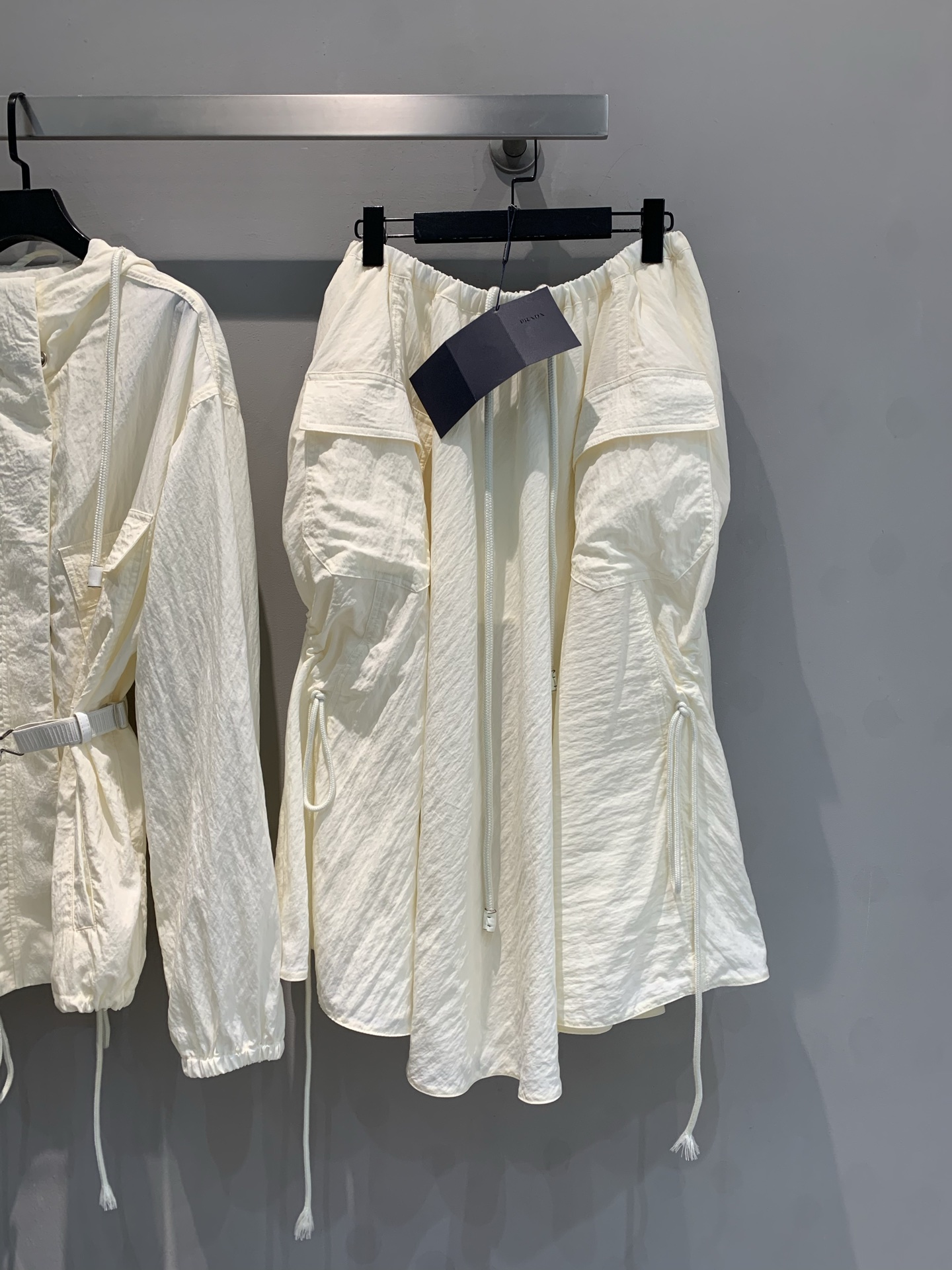 NO:327100,The new model is shipped. Original development Prad*2025 spring and summer new drawstring elastic waist sun protection skirt. It uses imported pleated sun protection cotton and linen fabric. It is light and comfortable and breathable, with a workwear and air pocket design, both cool and practical, and the drawstring elements are lively and playful, and can outline the graceful figure at your heart. Tops in the same color are simple and neat, and the waist belt is layered. Wear them, it is like a gust of spring breeze, free and casual, strolling on the street, easily harvesting your eyes, and opening your unique fashion spring prelude. Number 36 38 40,,prada, skirts,alexander wang19860909新款出货啦 原版开发 Prad*2025春夏新款抽绳松紧腰防晒半裙.采用进口褶皱防晒棉麻面料.轻薄舒适透气,工装风口袋设计,酷感与实用兼备,抽绳元素灵动俏皮,可随心勾勒曼妙身姿.同色系上衣,简约利落,腰间束带巧添层次.穿上它们,仿若春日里的一阵清风,自在随性,漫步街头,轻松收割目光,开启独属于你的时尚春日序曲.码数36 38 40,,prada,skirts,alexander wang,Women's clothing