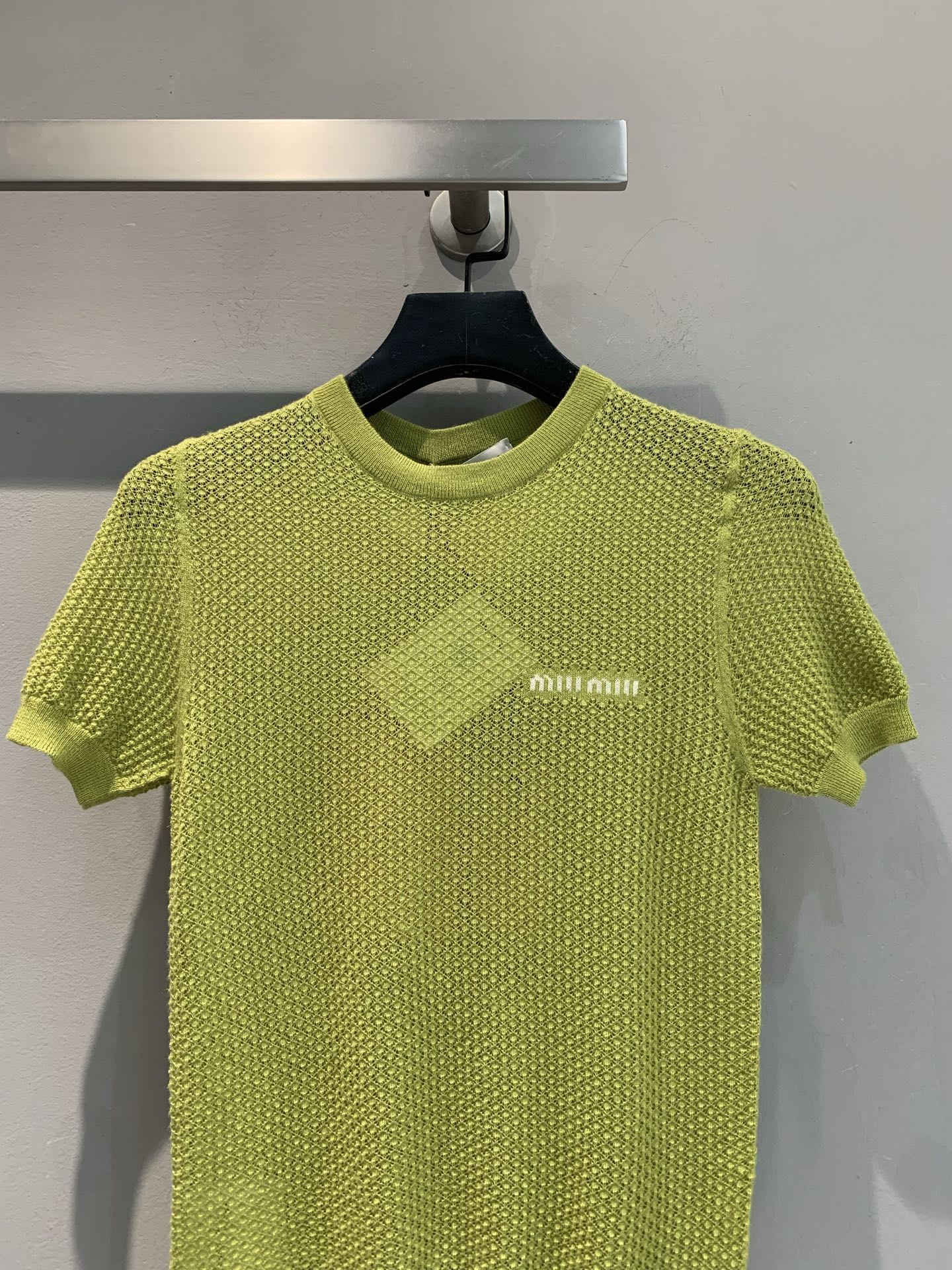 新款🔥出货啦📢 原版实拍 Miumi*2025春夏新款字母刺绣羊绒套头针织短袖。以亮眼牛油果绿打破沉闷，