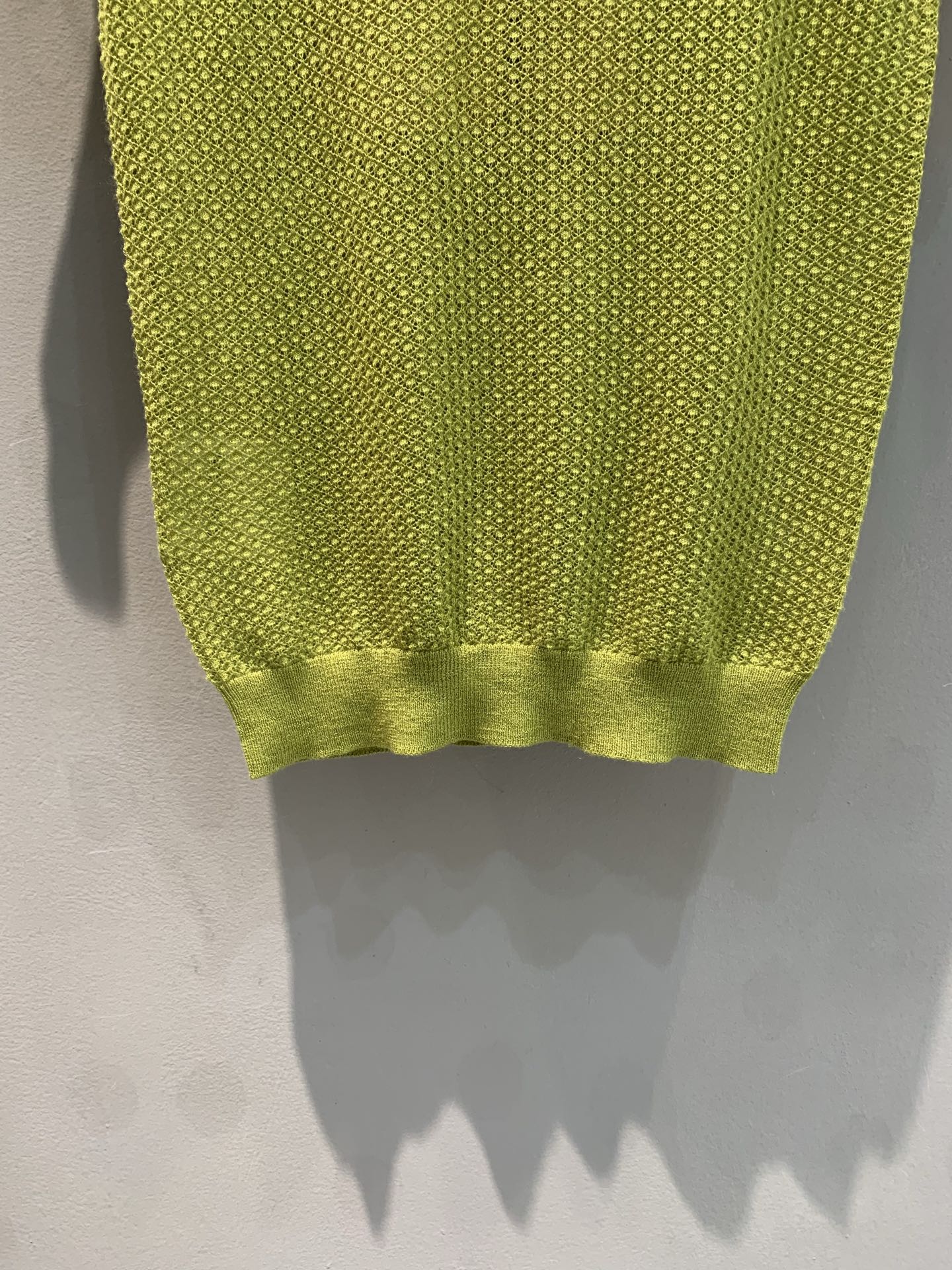 新款🔥出货啦📢 原版实拍 Miumi*2025春夏新款字母刺绣羊绒套头针织短袖。以亮眼牛油果绿打破沉闷，