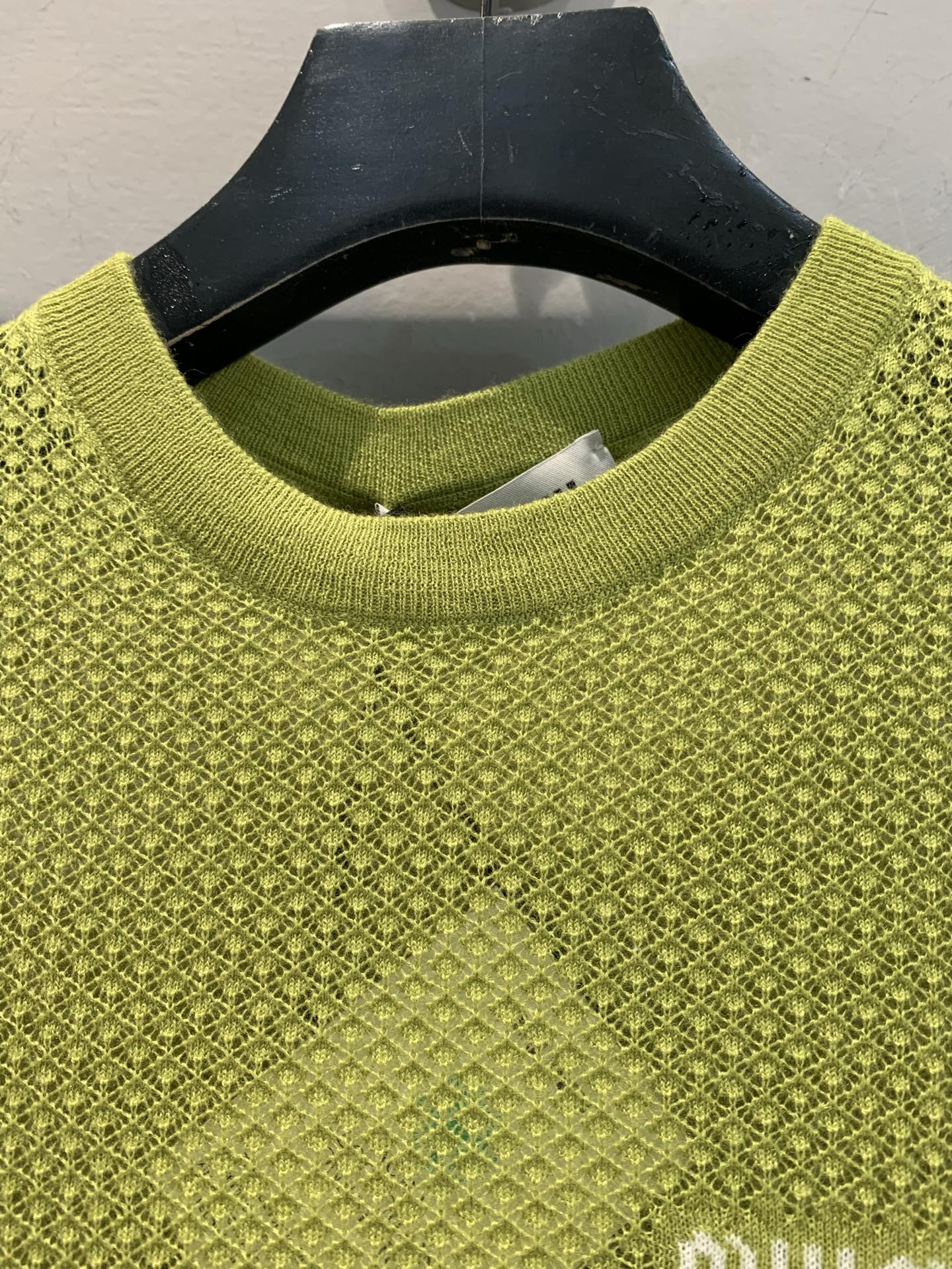 新款🔥出货啦📢 原版实拍 Miumi*2025春夏新款字母刺绣羊绒套头针织短袖。以亮眼牛油果绿打破沉闷，