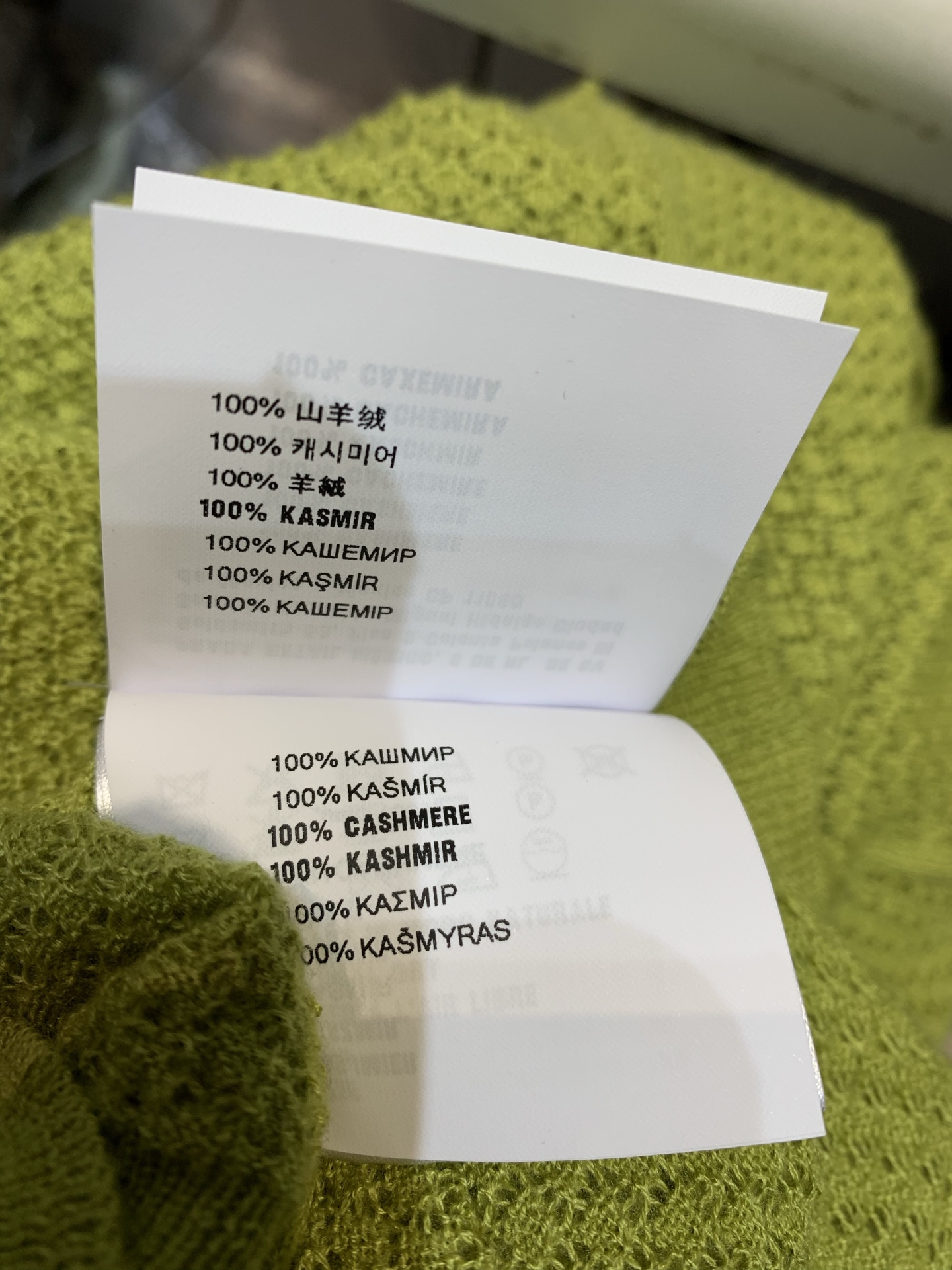 新款🔥出货啦📢 原版实拍 Miumi*2025春夏新款字母刺绣羊绒套头针织短袖。以亮眼牛油果绿打破沉闷，