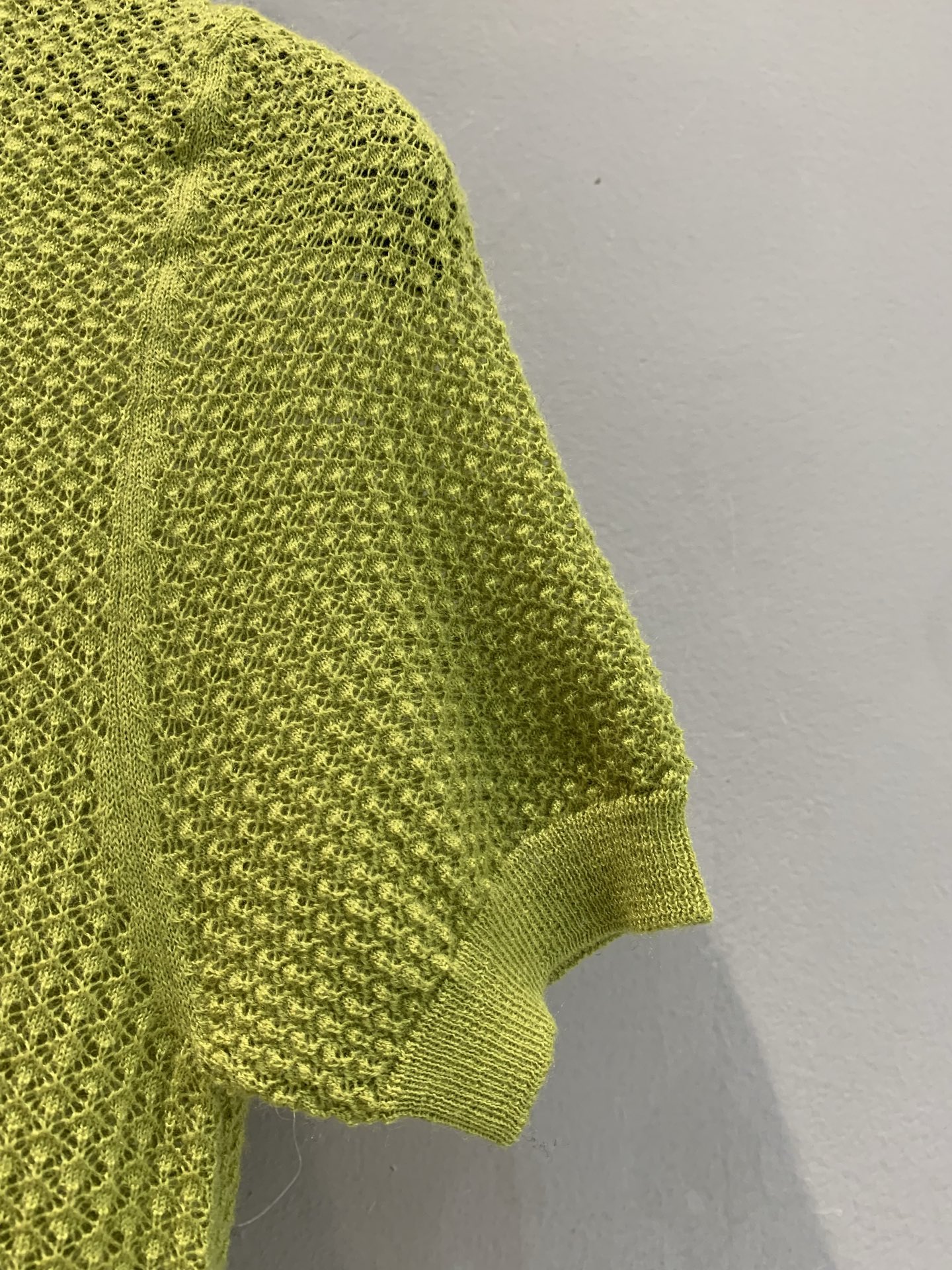 新款🔥出货啦📢 原版实拍 Miumi*2025春夏新款字母刺绣羊绒套头针织短袖。以亮眼牛油果绿打破沉闷，