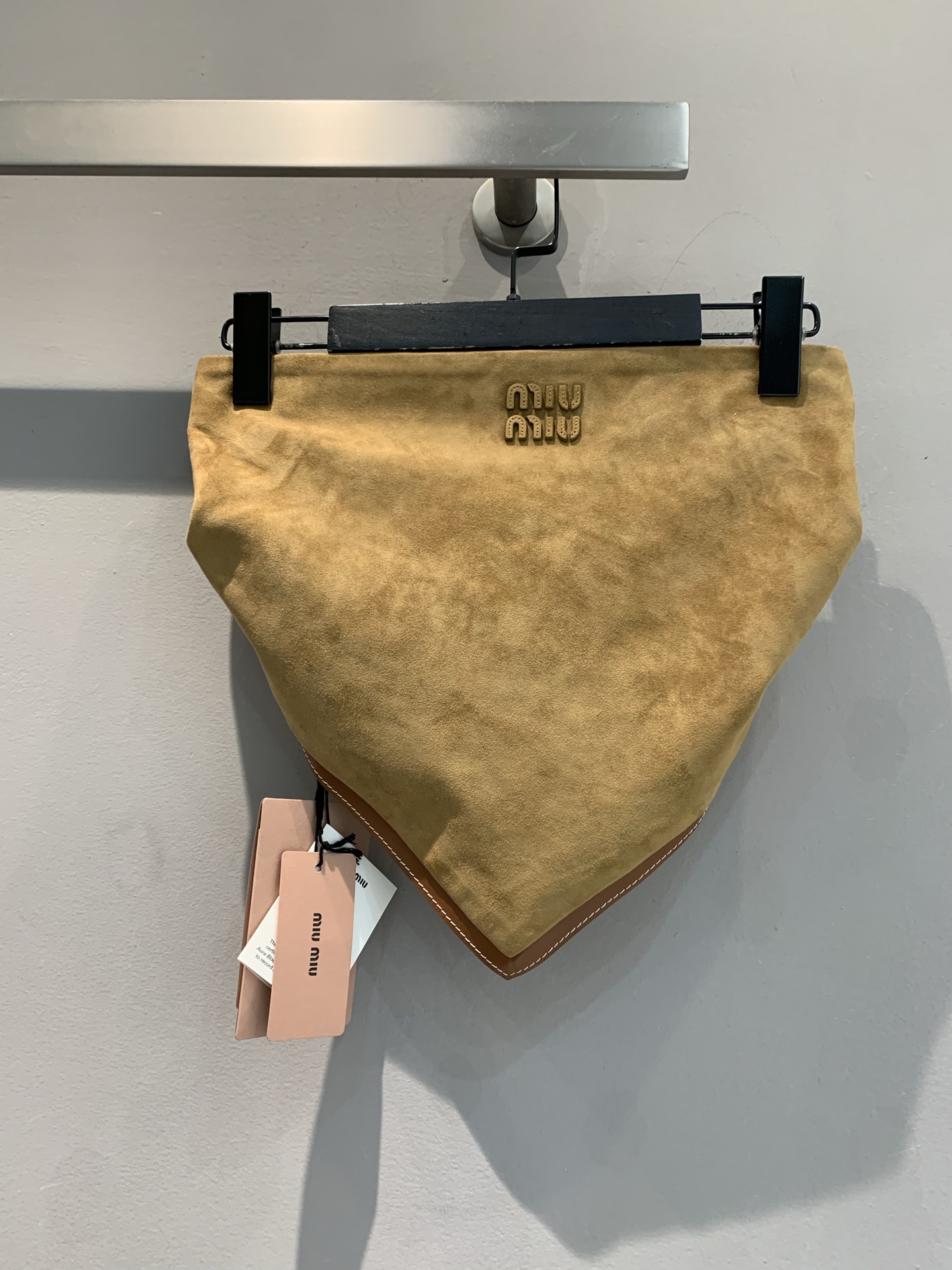 NO:479304,The new model shipped out original real shot. Miumi*2025 early autumn new lambskin buckle sheepskin velvet strapless. Warm brown tone, gentle and versatile, the iconic brand logo is exquisitely embellished, and the low-key highlights the luxurious style. The unique triangle shape is full of design, and it is easy to adapt to various styles. Single wear with high-waisted wide-leg pants is a casual fashion trendsetter; wear a tulle cardigan on the outside, strolling on the street, exuding a lazy French style; paired with a small suit jacket, attending a party, instantly becoming the focus. Have it, unlock your exclusive fashion attitude and embrace different exquisite daily life. Number 36 38 40,,miumiu, jackets & coats,business suit, sheepskin,alexander wang19860909新款出货啦原版实拍.Miumi*2025早秋新款小羊皮包边皮扣羊皮绒抹胸.暖棕色调,温柔又百搭,标志性的品牌标识精致点缀,低调间彰显奢华格调.独特三角造型,设计感拉满,轻松适配各种风格.单穿搭配高腰阔腿裤,是随性的时尚弄潮儿；外搭薄纱开衫,漫步街头,散发慵懒法式风情；配上小西装外套,出席派对,瞬间成为焦点.拥有它,解锁你的专属时尚态度,拥抱不一样的精致日常.码数36 38 40,,miumiu,jackets & coats,business suit,sheepskin,alexander wang,Women's clothing