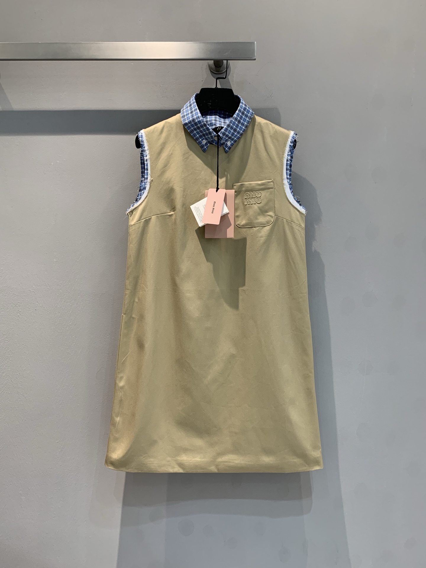 NO:327080,The new model is shipped. Original development. Miumi*2025 spring and summer new plaid collar spliced ​​sleeveless dress. The khaki main body is simple and atmospheric, with a smart and playful blue plaid neckline cuffs that collide with a unique sense of fashion. The chest pocket is exquisitely embellished, and the details are full of ingenuity. The new clothes are ready, just waiting for you to embrace this unique fashion and start a romantic spring outfit journey. SML, miumiu, skirts, alexander wang19860909新款出货啦 原版开发 Miumi*2025春夏新款格子领拼接无袖连衣裙.卡其色主体简约大气,蓝格纹领口袖口灵动俏皮,碰撞出独特时尚感.胸前口袋精致点缀,细节之处尽显巧思.新衣已备,只等你来拥抱这份独特时髦,开启春日浪漫穿搭之旅.码数SML,,miumiu,skirts,alexander wang,Women's clothing