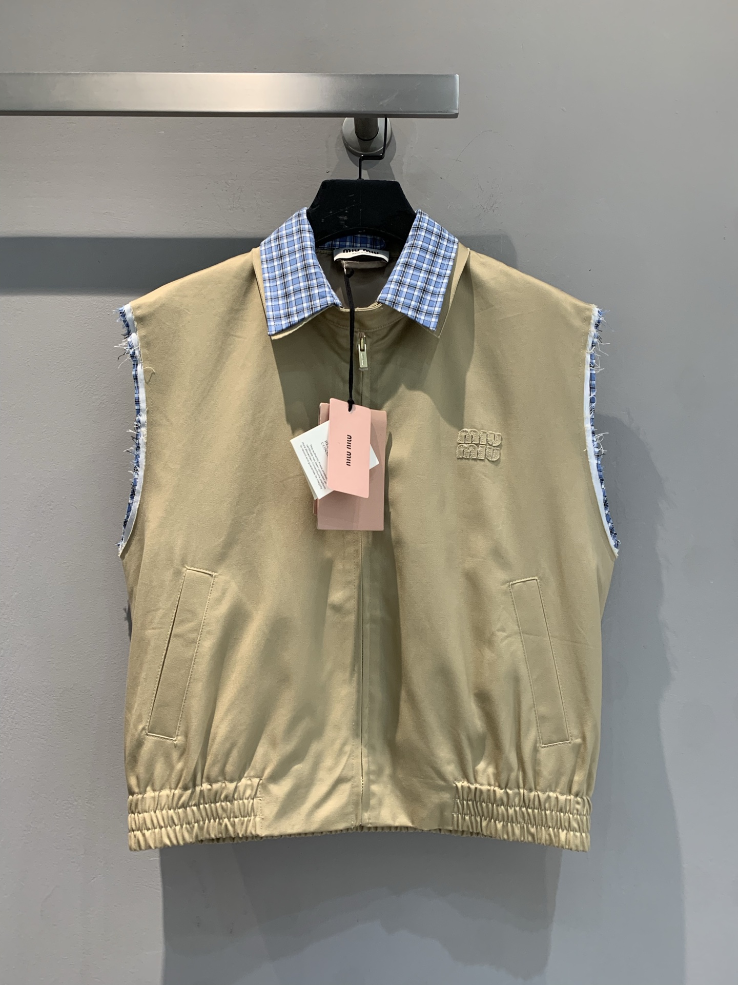 NO:327086,The new model shipped out original development Miumi*2025 spring and summer new plaid neck zipper vest. Khaki main tone, classic and versatile, adapted to various styles. The blue plaid neckline injects retro academy atmosphere, and the burly details of the cuffs add a more casual and unrestrained. The zipper is convenient and neat, and the pockets on both sides are practical and fashionable. The hem of the tie is outlined with neat lines. Wear it, walk on the streets of spring, and become a focus, interpreting your unique style attitude. SML, miumiu, alexander wang19860909新款出货啦原版开发 Miumi*2025春夏新款格纹领拉链马甲.卡其主调,经典百搭,适配多样风格.蓝格纹领口,注入复古学院气息,袖口毛边细节,更添随性不羁.拉链开合便捷利落,两侧口袋实用又时髦.束口下摆勾勒利落线条.穿上它,漫步春日街头,自成焦点,演绎独属于你的风尚态度.码数SML,,miumiu,alexander wang,Women's clothing