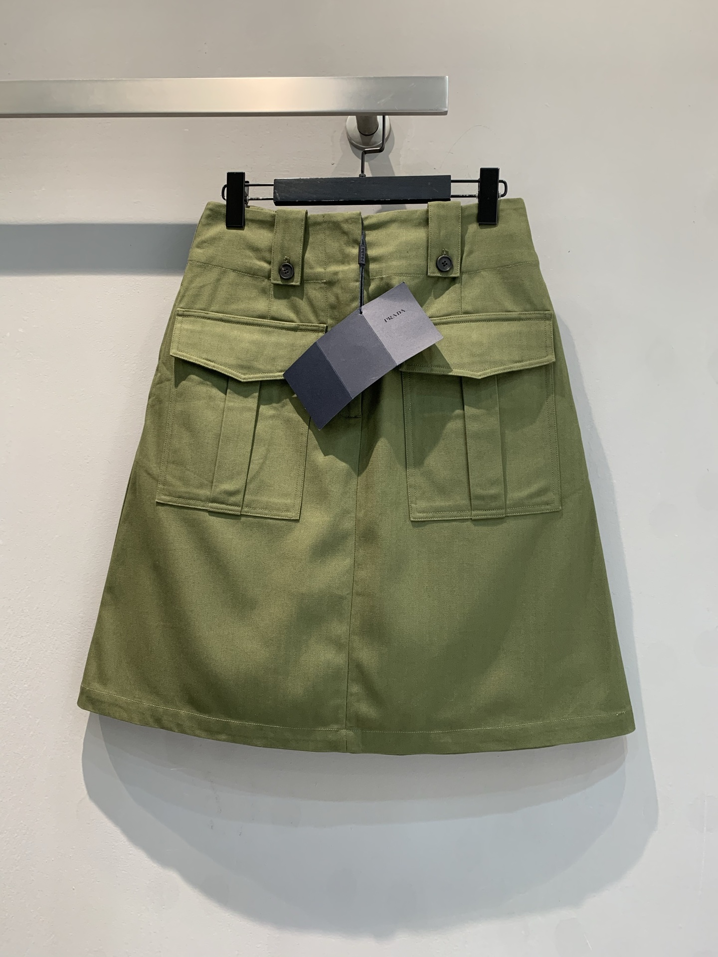 NO:327095,New model shipped LaM original development Prad*2025 spring and summer new military green A-shaped tooling skirt, a beautiful new style!  Classic military green, with a cool and elegant feel. Large pocket design, combining practicality and trend, highlighting the aesthetics of workwear. Neat tailoring, outlining graceful figures, adapted to casual T-shirts to create a casual street style, and paired with a simple shirt to show intellectual elegance. The iconic elements are low-key embellished, and the low-key hidden luxury is hidden, helping you easily become the focus of fashion. SML, prada, skirts, shirts, tees, t-shirt, alexander wang19860909新款出货啦M原版开发 Prad*2025春夏新款军绿色A字形工装短裙,飒美新风尚！经典军绿,散发率性酷感.大口袋设计,兼具实用与潮流,彰显工装美学.利落剪裁,勾勒曼妙身姿,适配休闲T恤打造随性街头风,搭配简约衬衫又显知性优雅.标志性元素低调点缀,低调间暗藏奢华,助你轻松成为时尚焦点.码数SML,,prada,skirts,shirts,tees，t-shirt,alexander wang,Women's clothing