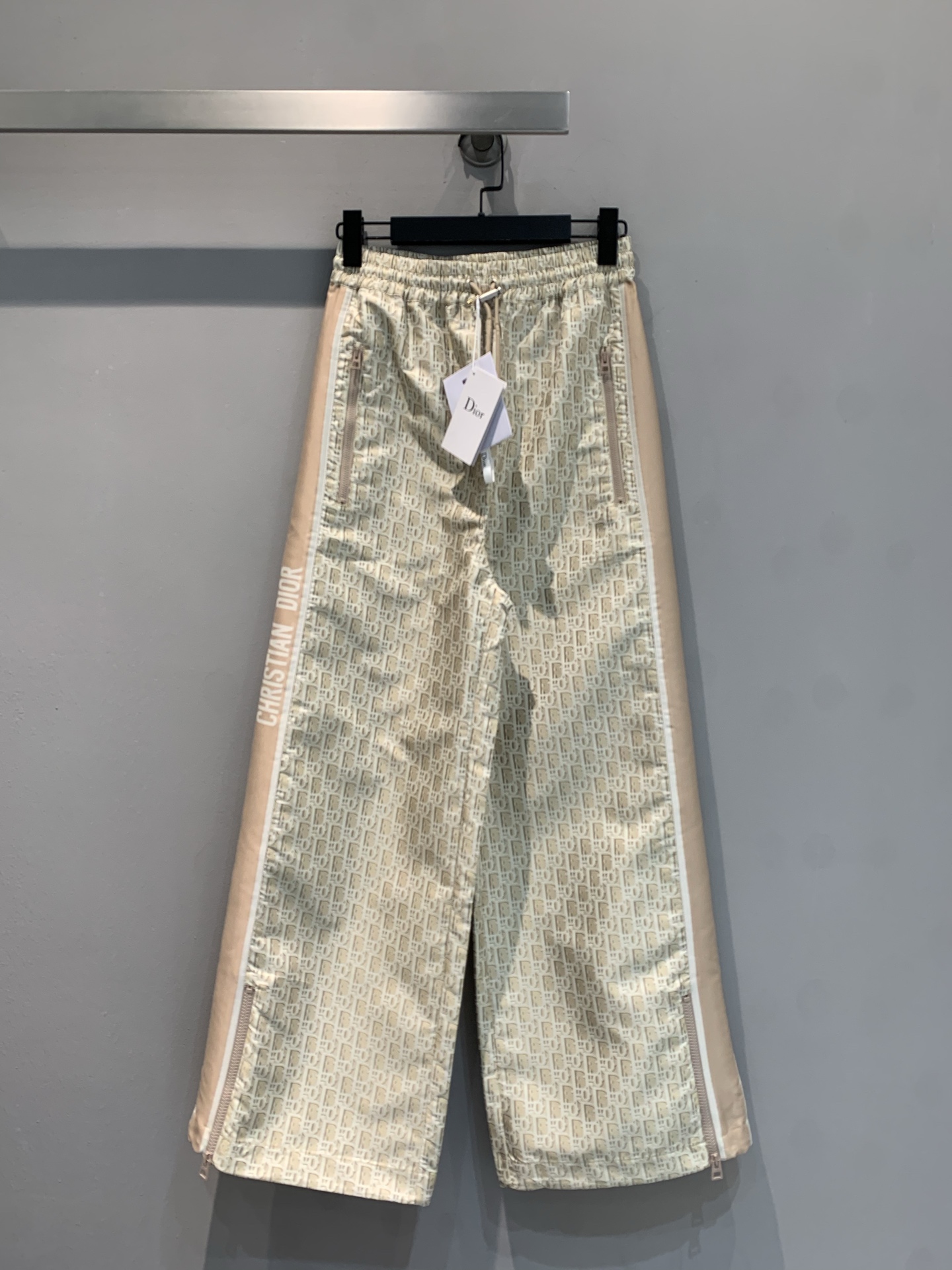 NO:327082,The new model shipped out original version is developed CD2025 early spring new gold pink jacquard zipper trousers. It uses customized jacquard fabric, with a high-quality texture and a crisp and stylish style. The iconic presbyopia pattern highlights the brand style and luxury heritage. The classic elements on the side are embellished, and the details are hidden ingenious ideas. The loose style is both comfortable and trendy. Whether you are walking on the street or having a casual party, you can easily become the focus, unlocking the high-end atmosphere with one click!  Number of codes 36 38 40, alexander wang19860909新款出货啦原版开发 CD2025早春新款金粉色提花拉链长裤.采用定制提花面料,质感上乘版型挺括有型.标志性老花图案,彰显品牌格调与奢华底蕴.侧边经典元素点缀,细节处暗藏巧思.宽松版型,舒适与潮流兼备,无论是漫步街头还是休闲聚会,都能让你轻松成为焦点,一键解锁高级氛围感！码数36 38 40,,alexander wang,Women's clothing