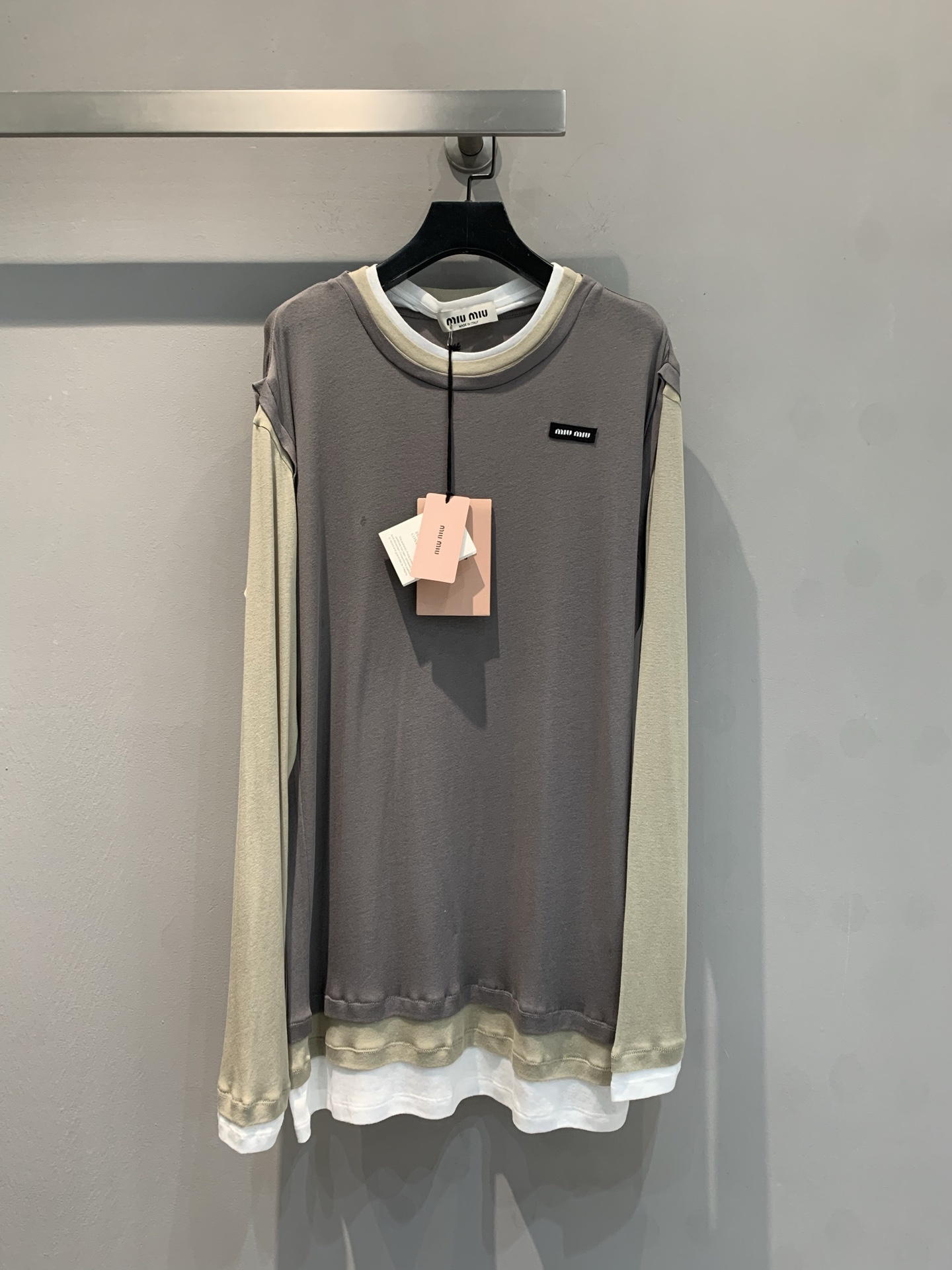 NO:327092,New models are shipped. Original development. Miumi*2025 early spring new letter logo contrasting color fake three-piece splicing top. Fashion and comfort coexist!  The dark and light tones are spliced ​​to create a unique visual layer, and the simplicity is full of ingenuity. The classic round neck is suitable for various face shapes, and the labeling design is low-key to highlight the brand identity. The soft fabric is skin-friendly and breathable. Whether it is a casual and casual wear, or adding a layering feeling as an inner layer, it can be easily controlled, helping you easily create an exclusive fashion style~ SML, miumiu, alexander wang19860909新款出货啦 原版开发 Miumi*2025早春新款字母徽标撞色假三件拼接上衣.时尚与舒适并存！深浅色调拼接,营造独特视觉层次,简约中尽显巧思.经典圆领,适配各种脸型,贴标设计低调彰显品牌身份.柔软面料,亲肤透气,无论是单穿展现休闲随性感,还是作为内搭增添层次感,都能轻松驾驭,助你轻松打造专属时尚造型~ 码数SML,,miumiu,alexander wang,Women's clothing