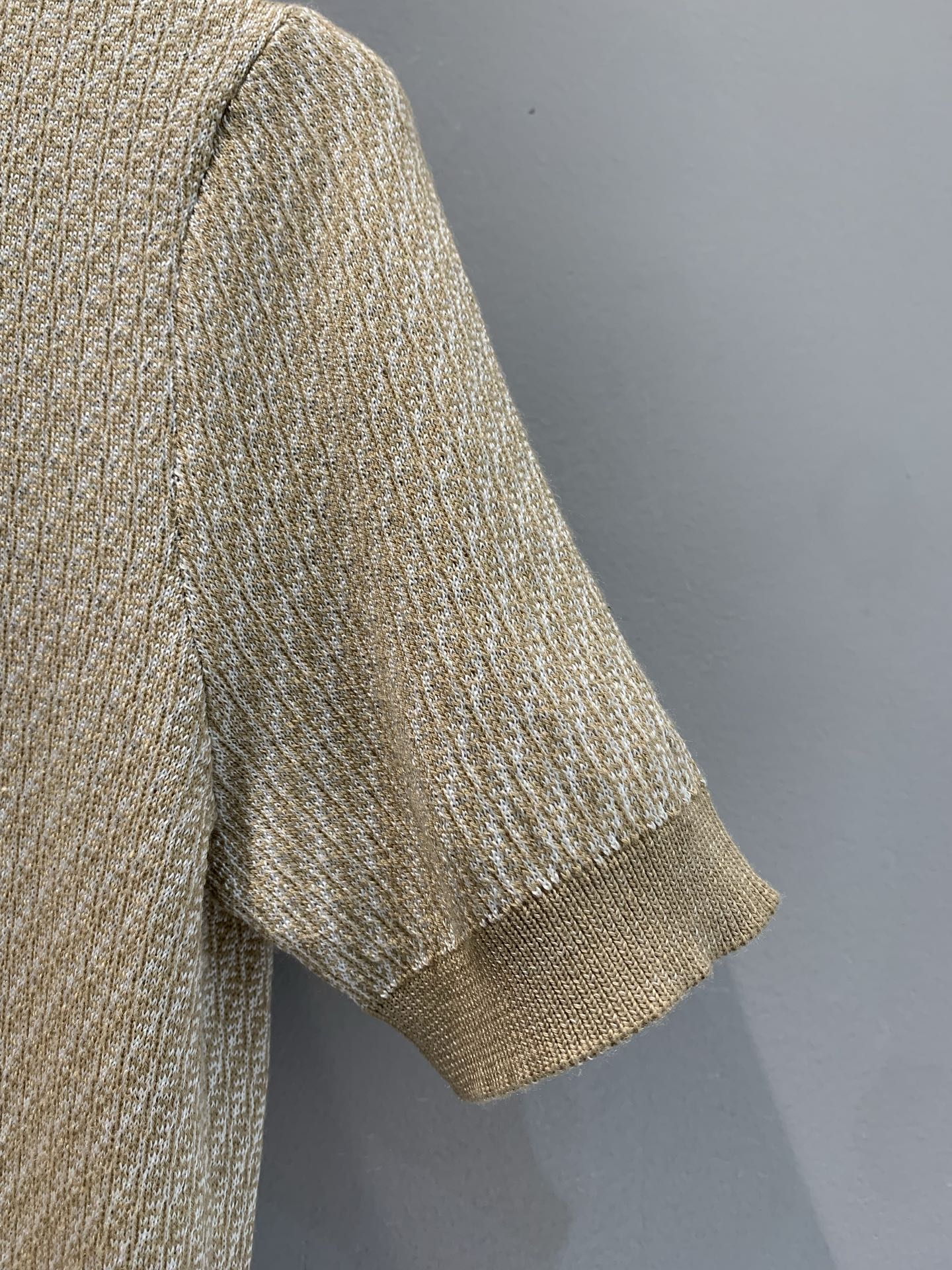 新款🔥出货啦📢 原版开发 FD2025春夏新款撞色绵羊毛针织上衣。以细腻纹理交织出低调奢华质感。经典圆领