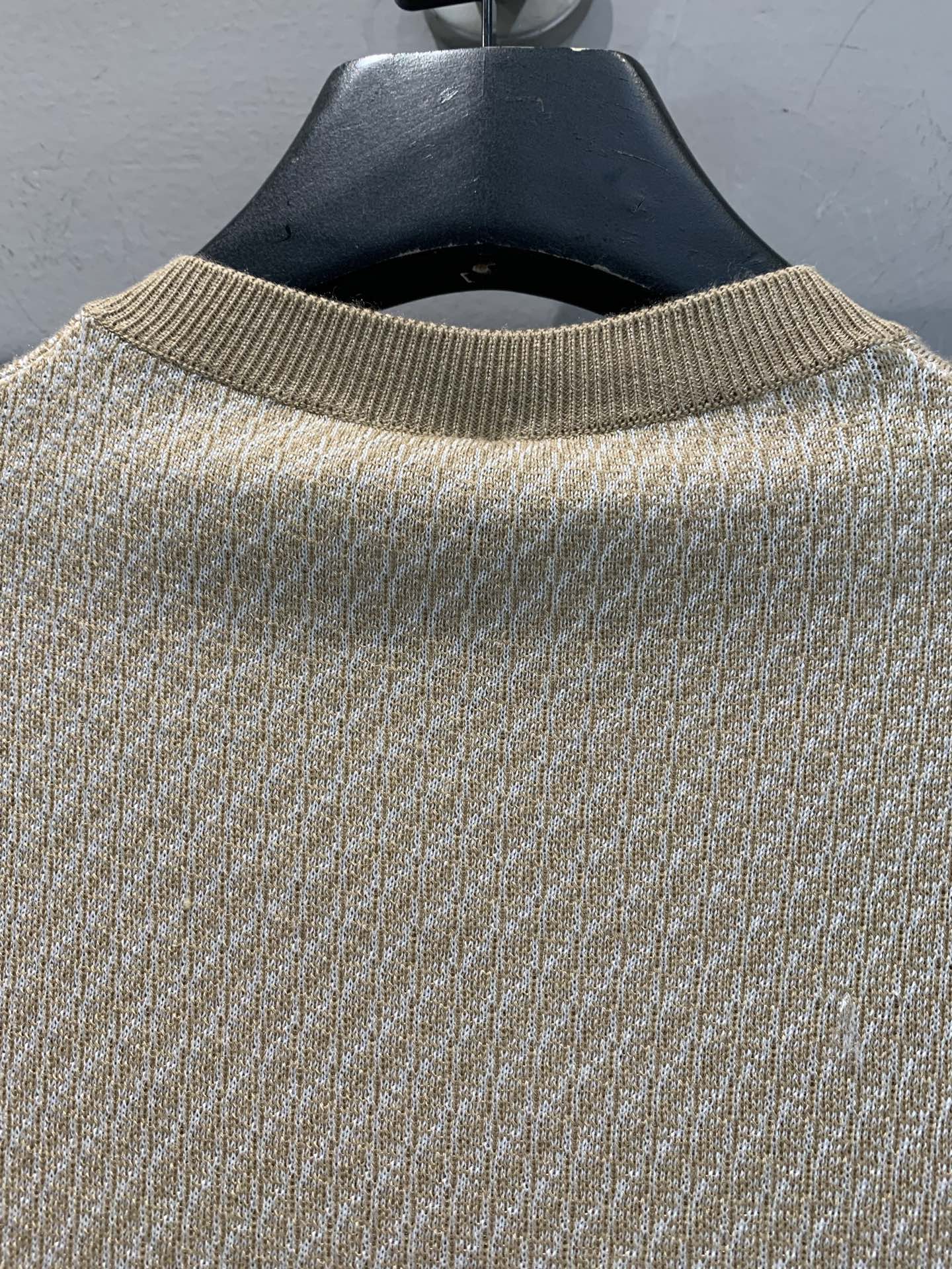 新款🔥出货啦📢 原版开发 FD2025春夏新款撞色绵羊毛针织上衣。以细腻纹理交织出低调奢华质感。经典圆领