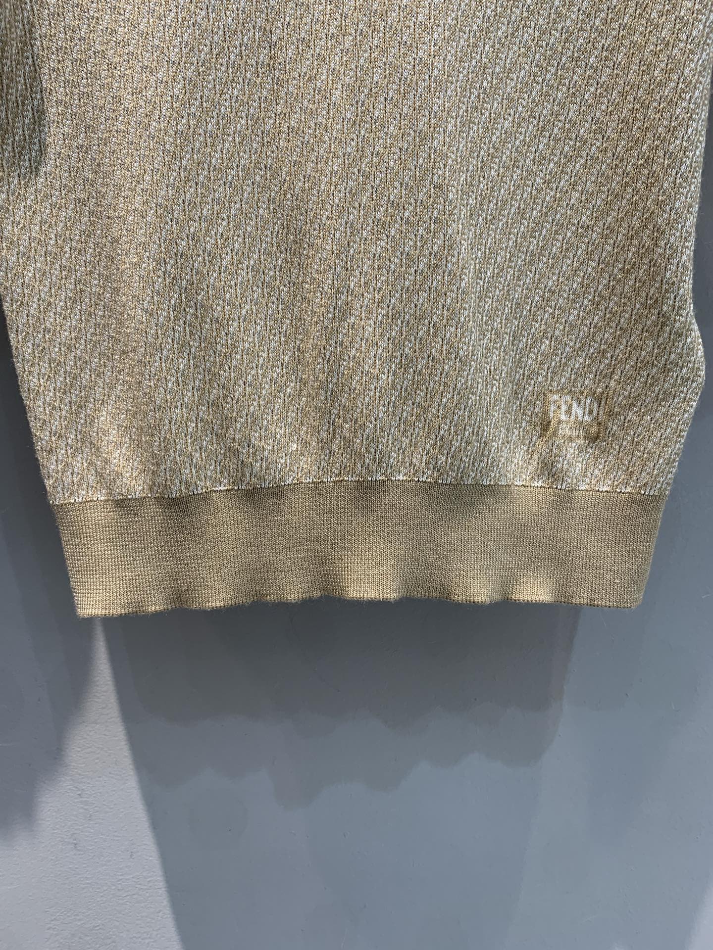 新款🔥出货啦📢 原版开发 FD2025春夏新款撞色绵羊毛针织上衣。以细腻纹理交织出低调奢华质感。经典圆领