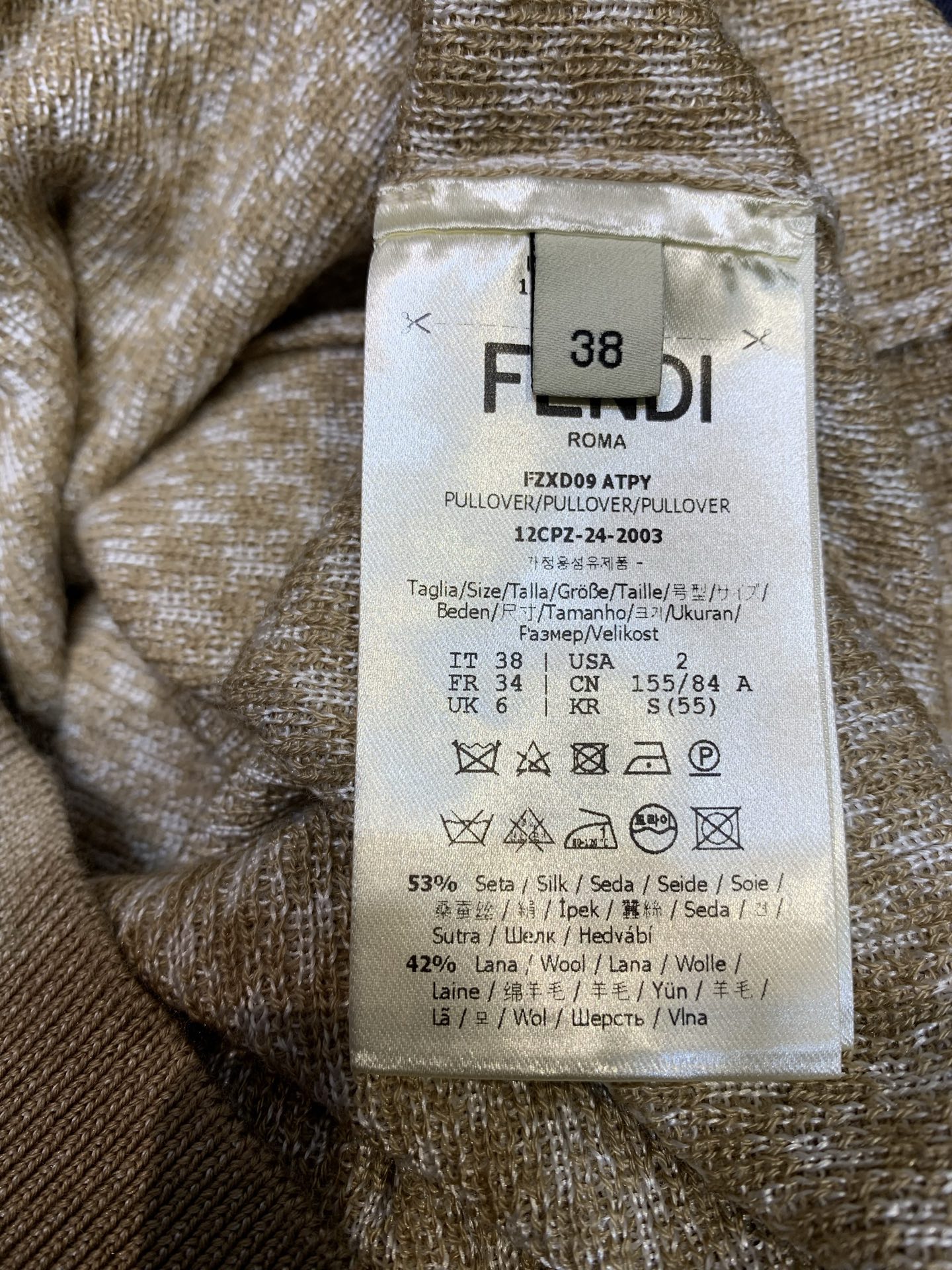 新款🔥出货啦📢 原版开发 FD2025春夏新款撞色绵羊毛针织上衣。以细腻纹理交织出低调奢华质感。经典圆领