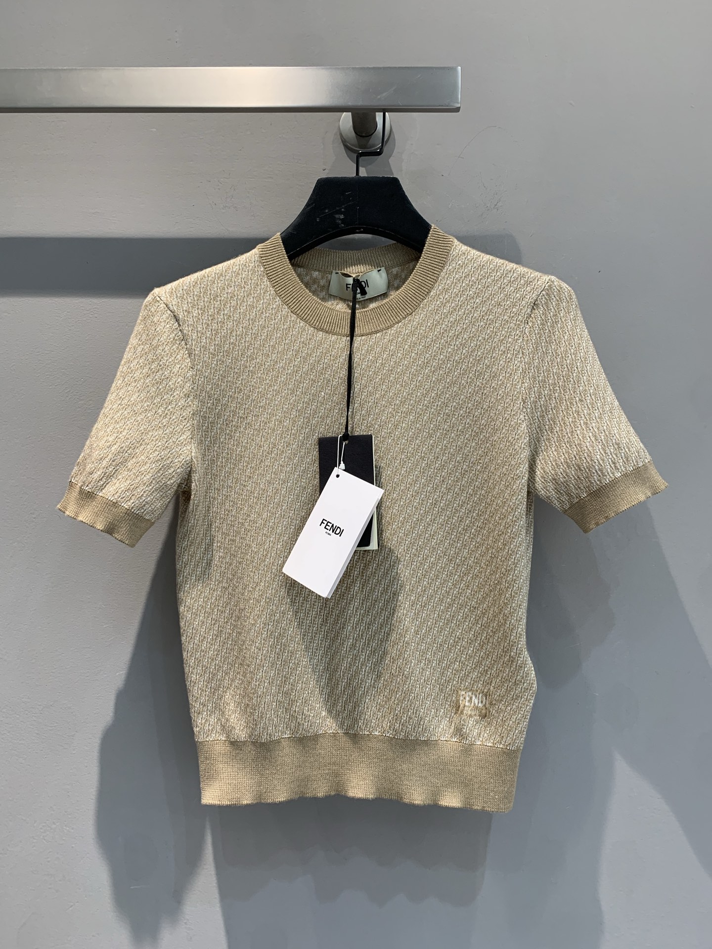 新款🔥出货啦📢 原版开发 FD2025春夏新款撞色绵羊毛针织上衣。以细腻纹理交织出低调奢华质感。经典圆领