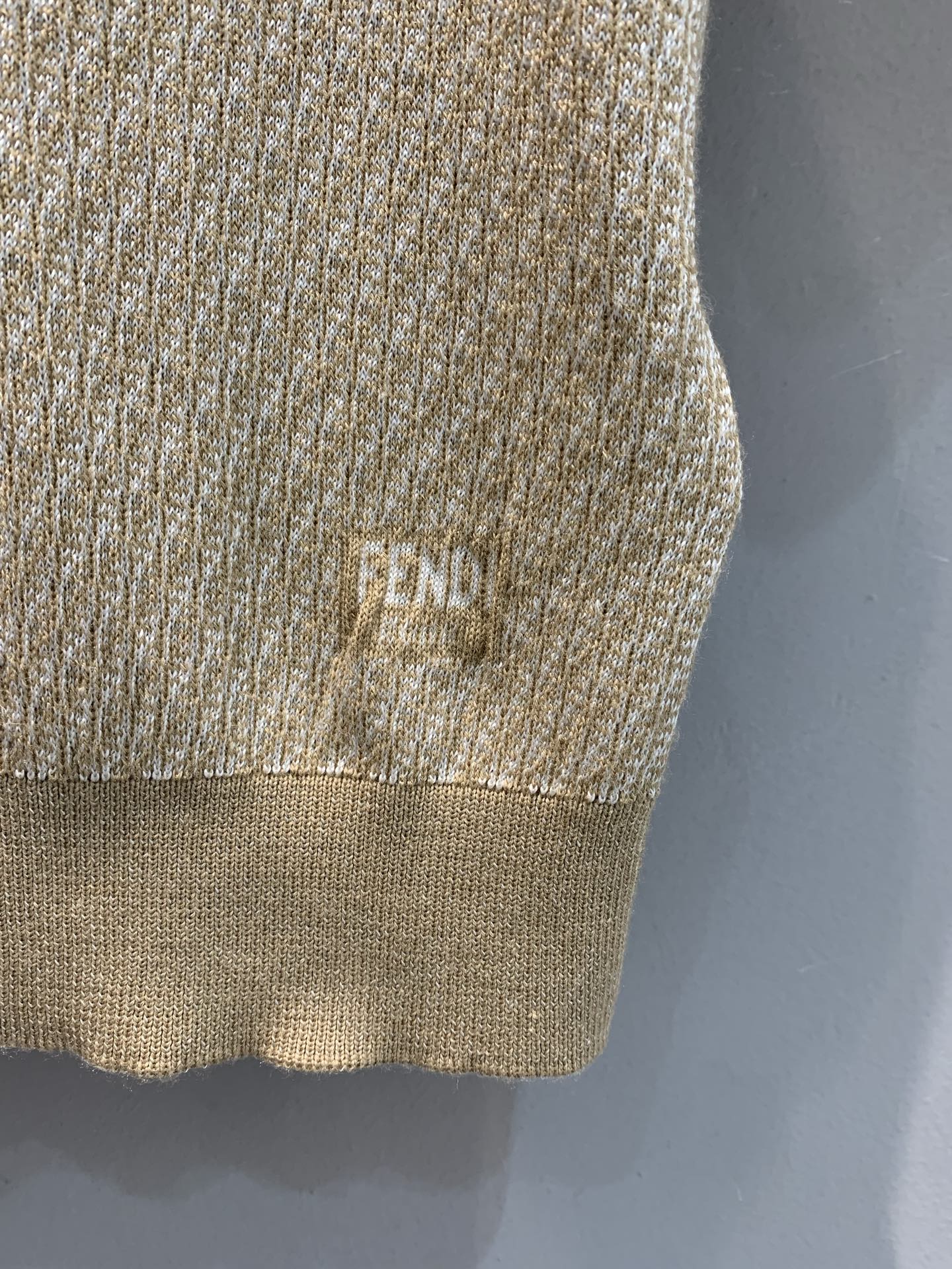 新款🔥出货啦📢 原版开发 FD2025春夏新款撞色绵羊毛针织上衣。以细腻纹理交织出低调奢华质感。经典圆领