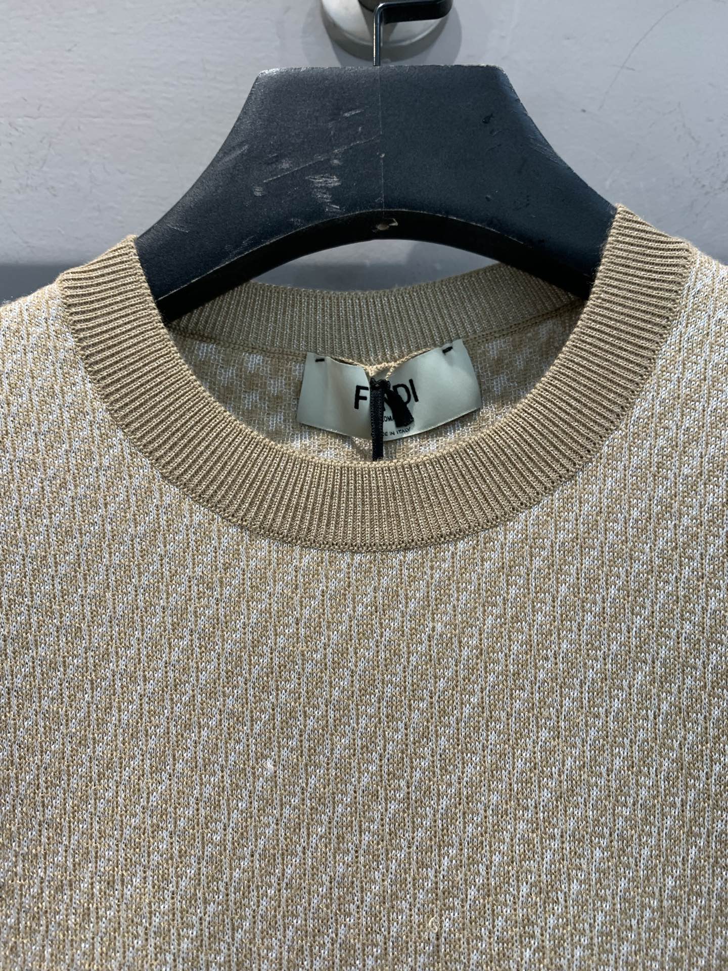 新款🔥出货啦📢 原版开发 FD2025春夏新款撞色绵羊毛针织上衣。以细腻纹理交织出低调奢华质感。经典圆领