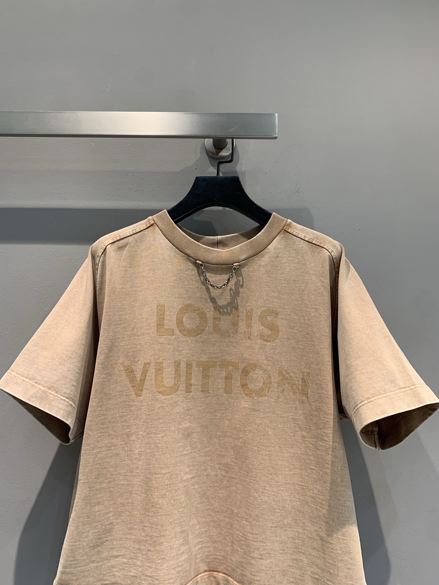 新款🔥出货啦📢 原版实拍 L家2025春夏新款复古字母链条短款T恤。浅棕色调，散发复古韵味，自带慵懒高级