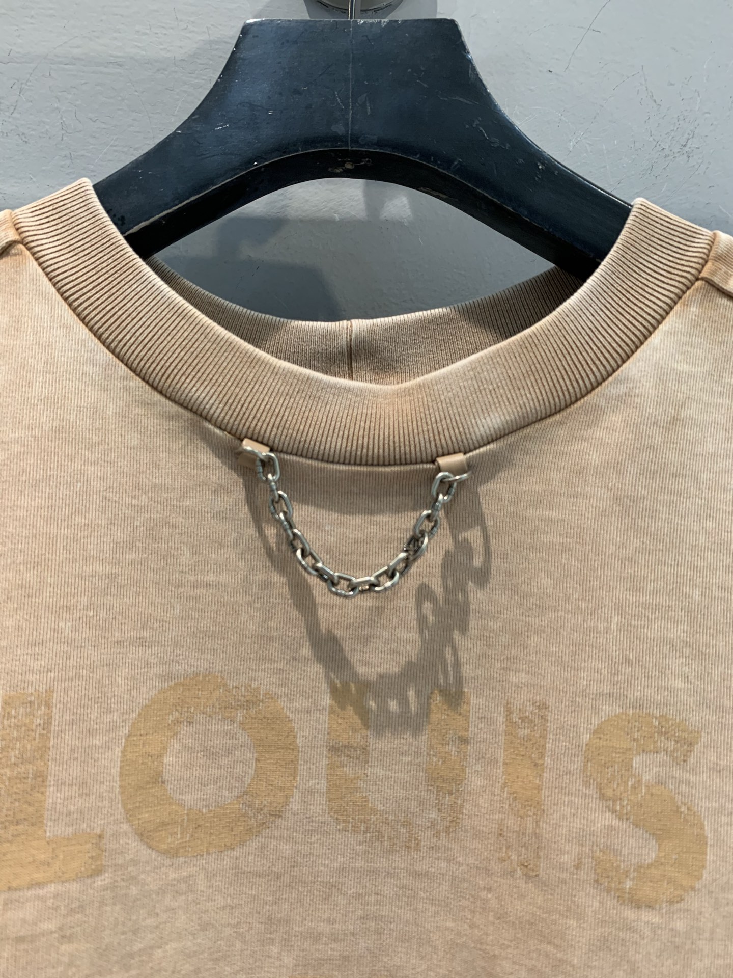 新款🔥出货啦📢 原版实拍 L家2025春夏新款复古字母链条短款T恤。浅棕色调，散发复古韵味，自带慵懒高级