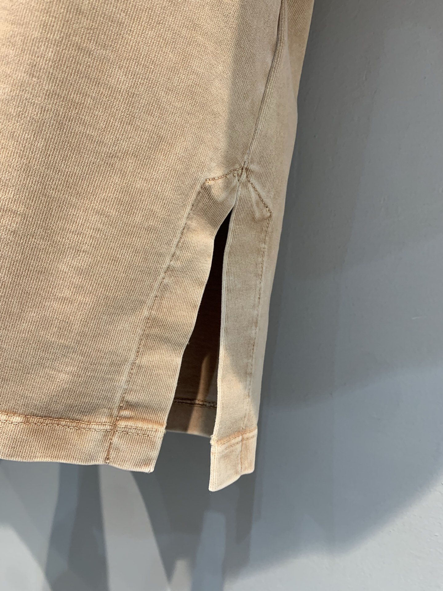 新款🔥出货啦📢 原版实拍 L家2025春夏新款复古字母链条短款T恤。浅棕色调，散发复古韵味，自带慵懒高级