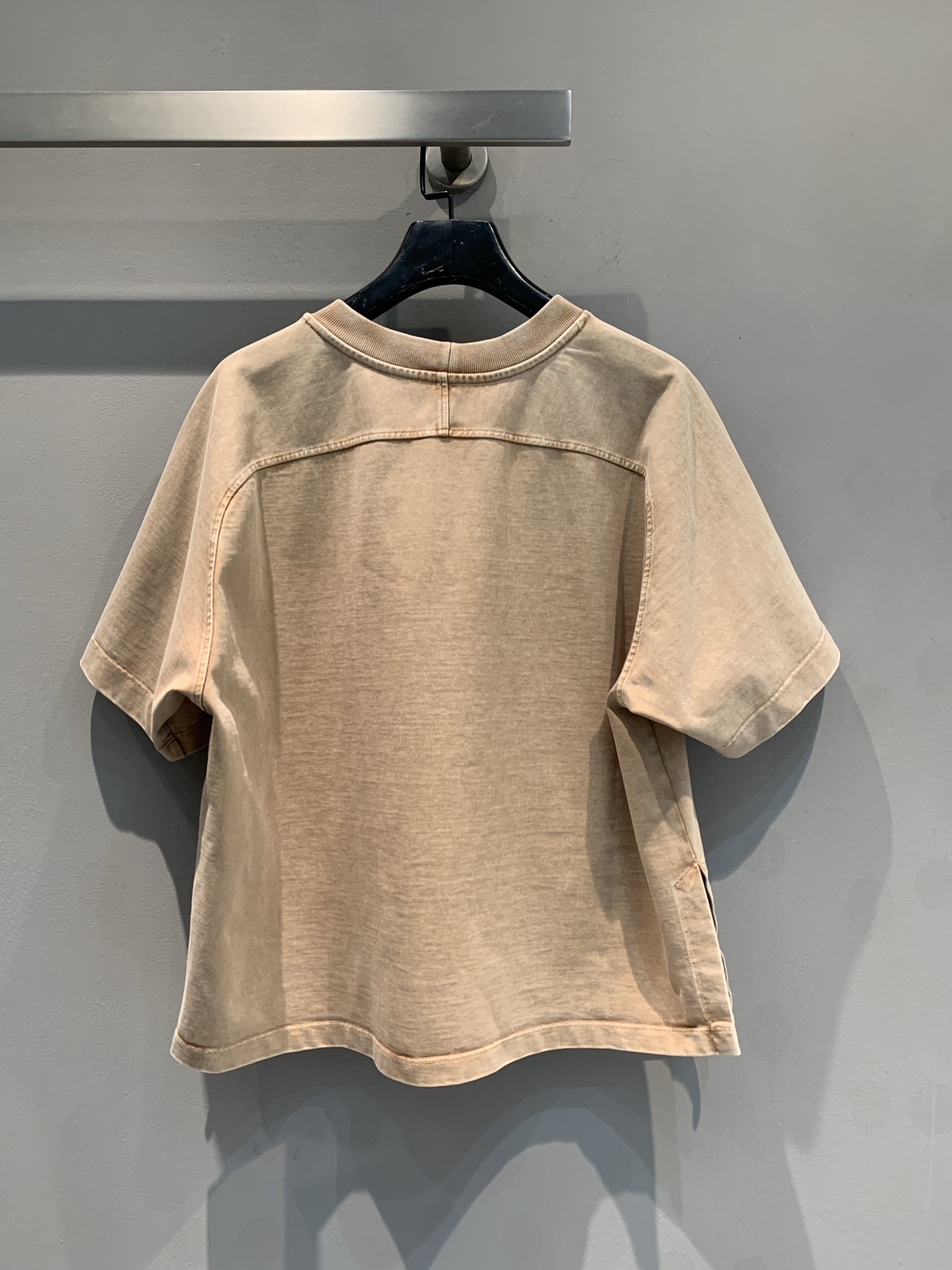 新款🔥出货啦📢 原版实拍 L家2025春夏新款复古字母链条短款T恤。浅棕色调，散发复古韵味，自带慵懒高级