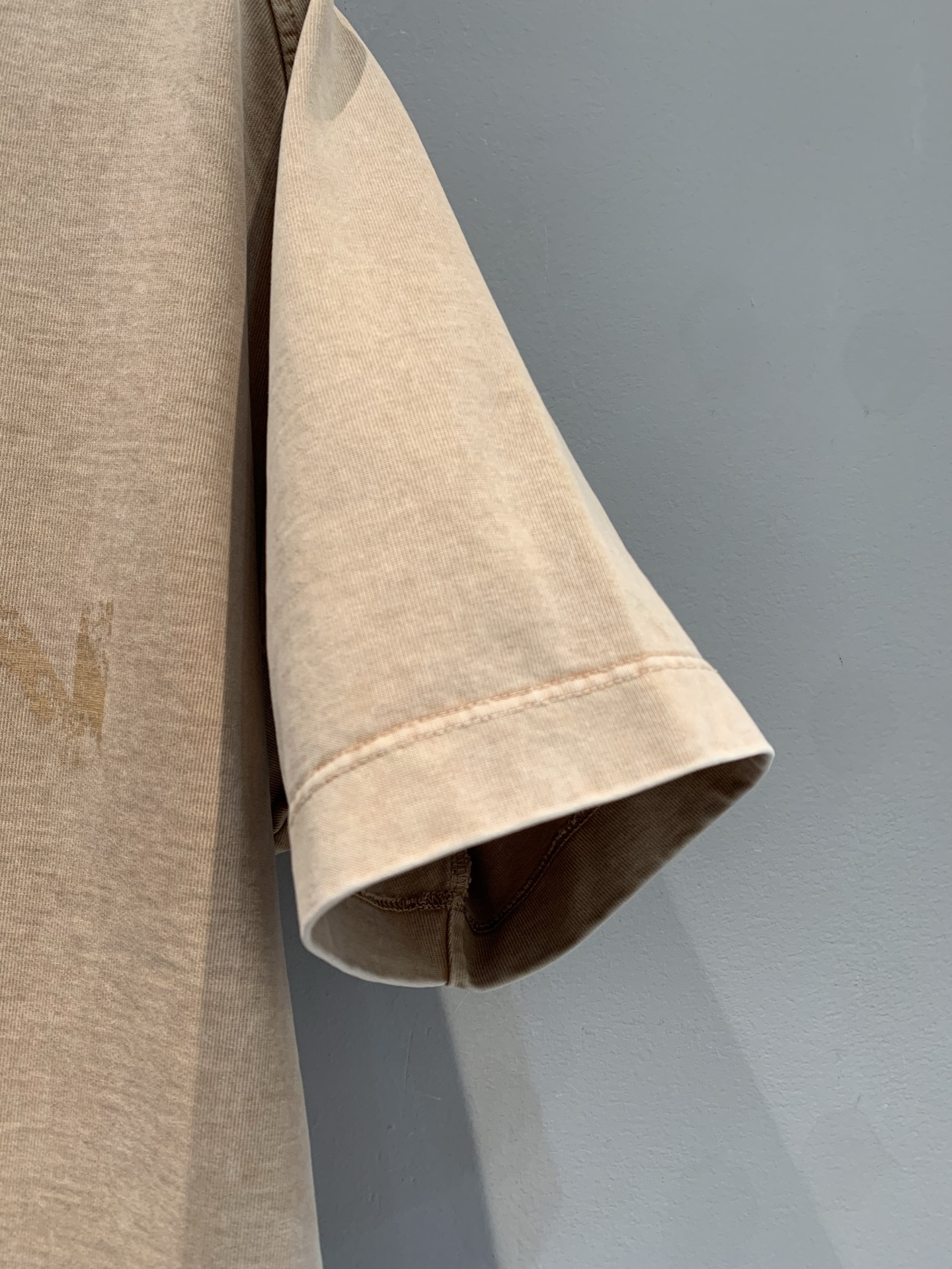 新款🔥出货啦📢 原版实拍 L家2025春夏新款复古字母链条短款T恤。浅棕色调，散发复古韵味，自带慵懒高级