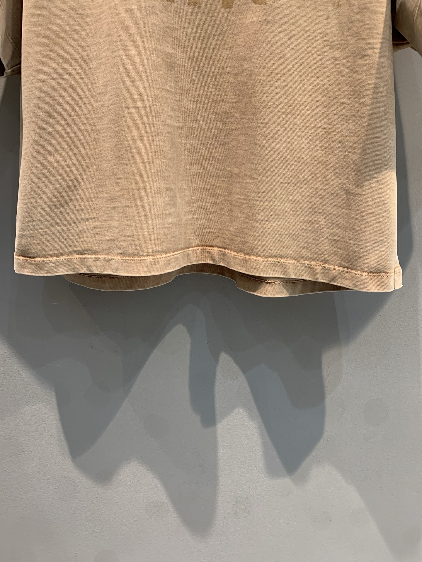 新款🔥出货啦📢 原版实拍 L家2025春夏新款复古字母链条短款T恤。浅棕色调，散发复古韵味，自带慵懒高级