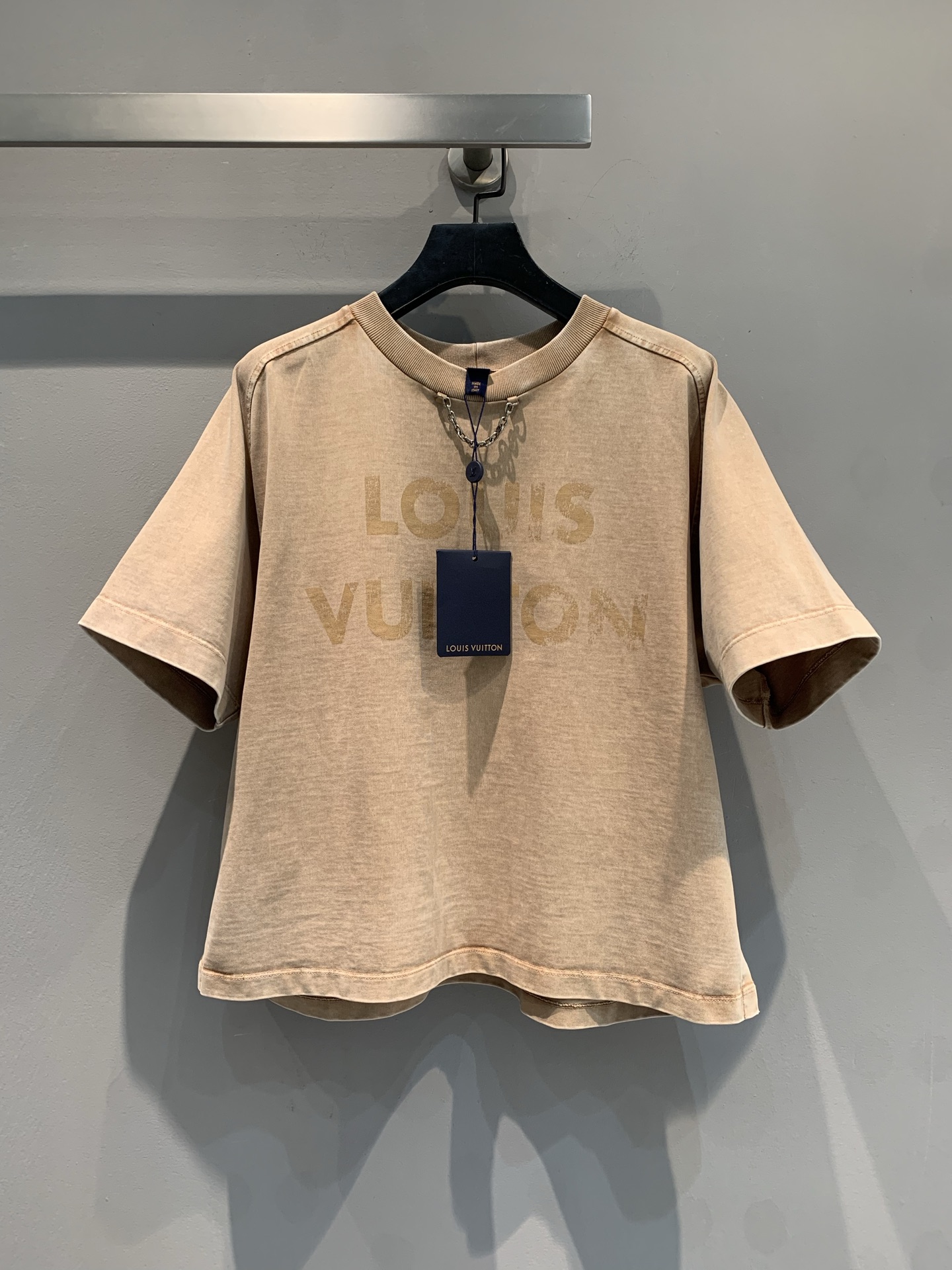 NO:417524,New models are shipped. Original real shot. Ljia 2025 spring and summer new retro letter chain short T-shirt. Light brown tone exudes retro charm and comes with a lazy and high-end feel. The iconic 'Logo' is eye-catching, highlighting the brand style and identity. Selected pure cotton fabrics are soft and durable, fitting the skin and bringing a comfortable experience. Whether paired with casual shorts or casual jeans, they can easily create a fashionable atmosphere and are an indispensable eye-catching item in the closet of trendy experts. SML, louis vuitton, shorts, jeans, tees, t-shirt, alexander wang19860909新款出货啦 原版实拍 L家2025春夏新款复古字母链条短款T恤.浅棕色调,散发复古韵味,自带慵懒高级感.标志性“Logo”字样醒目呈现,彰显品牌格调与身份.精选纯棉面料,质感柔软且耐穿,贴合肌肤,带来自在体验.无论是搭配休闲短裤,还是随性牛仔裤,都能轻松营造时尚氛围,是潮流达人衣橱里不可或缺的吸睛单品.码数SML,,louis vuitton,shorts,jeans,tees，t-shirt,alexander wang,Women's clothing