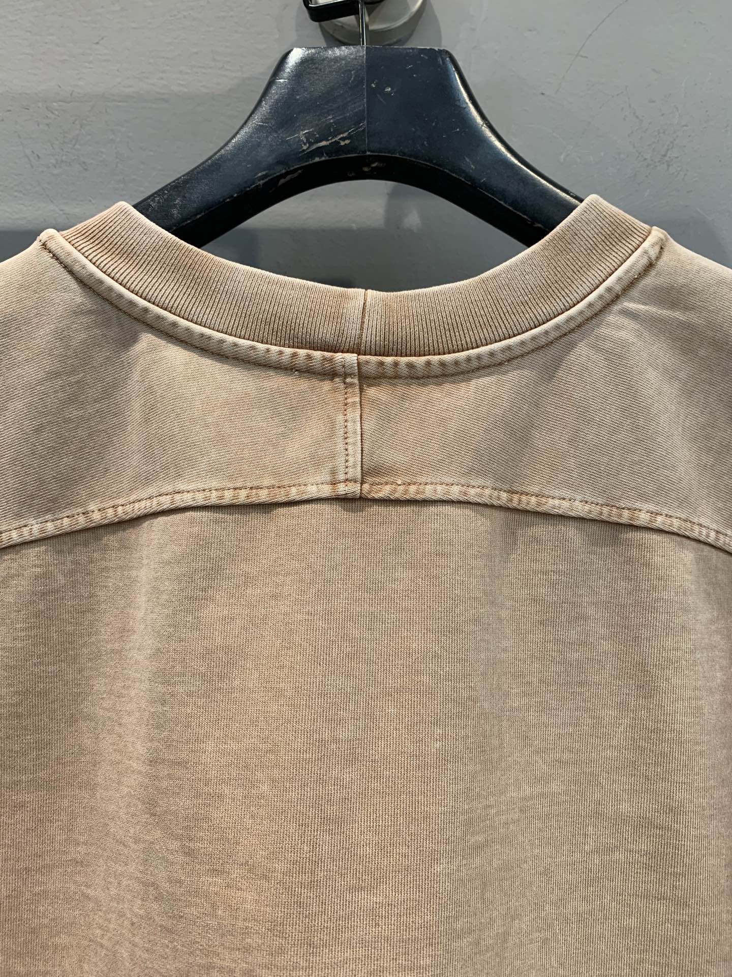 新款🔥出货啦📢 原版实拍 L家2025春夏新款复古字母链条短款T恤。浅棕色调，散发复古韵味，自带慵懒高级