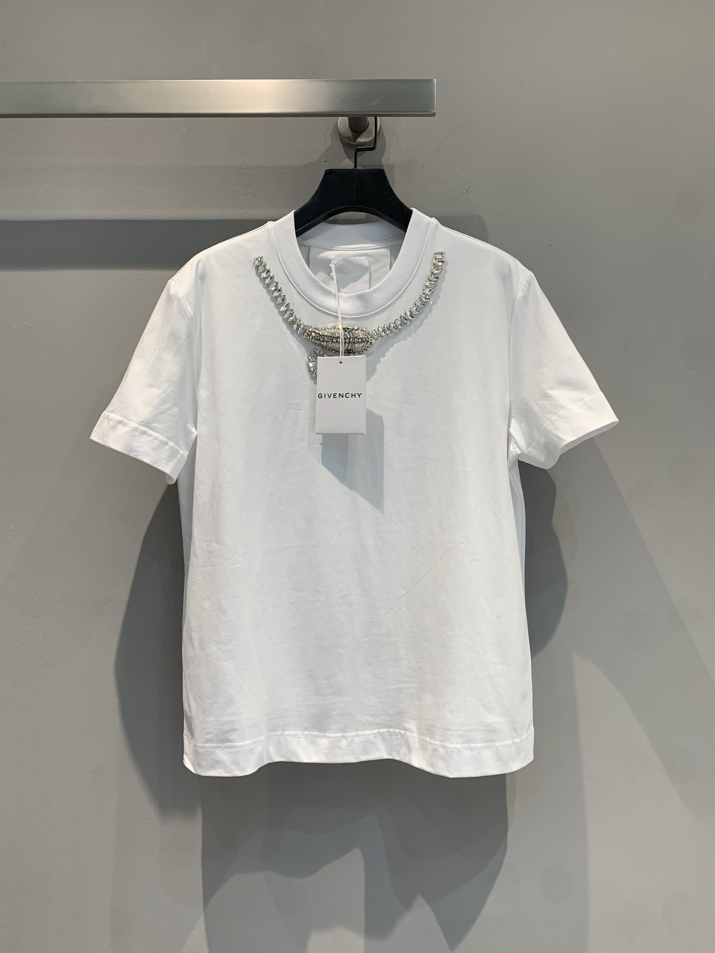 NO:327088,The new model is shipped. The original version of Giv2025 Spring and Summer New Heavy Industry Rhinestone Pure Cotton T-shirt is made of imported pure cotton fabric. It is skin-friendly and soft and high-quality. The neckline is decorated with bright rhinestone chains, breaking the monotony of the solid color and instantly illuminating the overall shape. It is a perfect fusion of low-key and gorgeousness. Selecting high-quality fabrics is soft and skin-friendly, and it is comfortable to wear. Whether you are strolling on the street or attending casual parties, you can easily become the focus and interpret a unique fashion attitude. SML, tees, t-shirt, alexander wang19860909新款出货啦 原版开发Giv2025春夏新款重工水钻纯棉T恤.采用进口纯棉面料.亲肤柔软质感高级.领口处璀璨水钻链条装饰,打破纯色单调,瞬间点亮整体造型,是低调与华丽的完美融合.甄选优质面料,触感柔软亲肤,穿着舒适自在.无论是漫步街头,还是出席休闲聚会,都能让你轻松成为焦点,诠释独特时尚态度.码数SML,,tees，t-shirt,alexander wang,Women's clothing