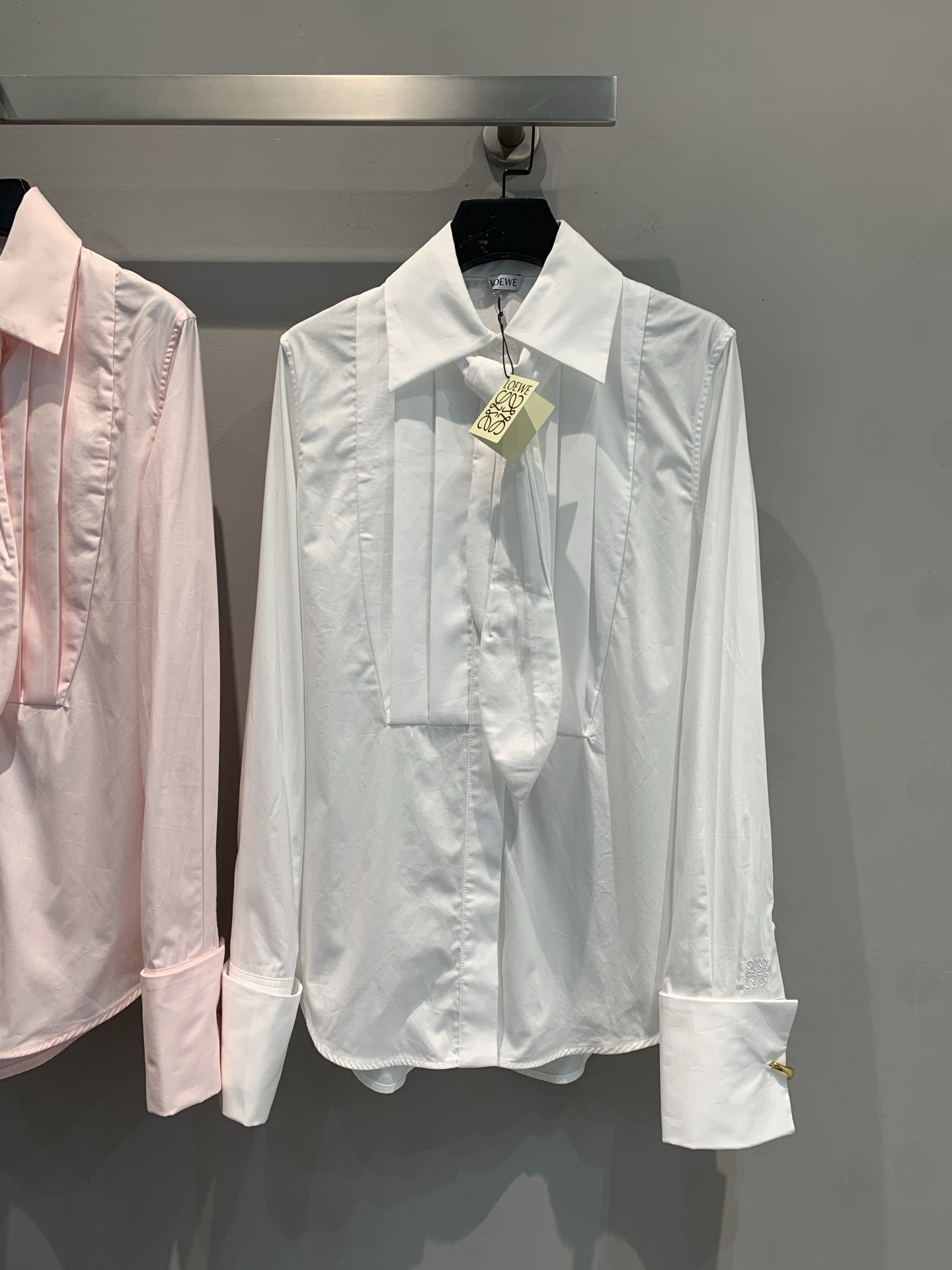 NO:327068,The new model is shipped. Original development. Loew*2025 spring and summer new bow tied shirt. It uses 100% pure cotton fabric, which is skin-friendly and soft and high-quality. The exquisite collar bow is smart and playful, and the pleated design adds a layered three-dimensional feeling. The simple style is suitable for diverse styles. Whether it is a workplace commuter or a casual party, it can make you shine easily and bloom your unique charm. Number of 36 38 40,,loewe,shirts,alexander wang19860909新款出货啦 原版开发 Loew*2025春夏新款蝴蝶结系带衬衫.采用百分百纯棉面料,亲肤柔软质感上乘.精致的领间蝴蝶结灵动俏皮,褶裥设计增添层次立体感.简约版型适配多元风格,无论是职场通勤还是休闲聚会,都能让你轻松出彩,绽放独属于你的魅力.码数36 38 40,,loewe,shirts,alexander wang,Women's clothing