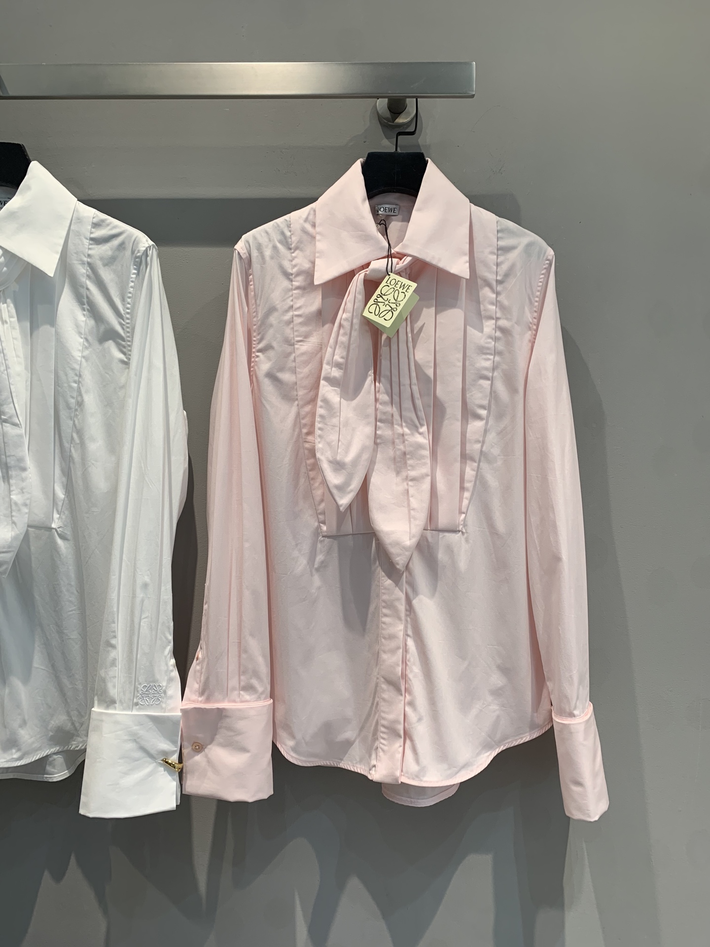 NO:327074,The new model is shipped. Original development. Loew*2025 spring and summer new bow tied shirt. It uses 100% pure cotton fabric, which is skin-friendly and soft and high-quality. The exquisite collar bow is smart and playful, and the pleated design adds a layered three-dimensional feeling. The simple style is suitable for diverse styles. Whether it is a workplace commuter or a casual party, it can make you shine easily and bloom your unique charm. Number of 36 38 40,,loewe,shirts,alexander wang19860909新款出货啦 原版开发 Loew*2025春夏新款蝴蝶结系带衬衫.采用百分百纯棉面料,亲肤柔软质感上乘.精致的领间蝴蝶结灵动俏皮,褶裥设计增添层次立体感.简约版型适配多元风格,无论是职场通勤还是休闲聚会,都能让你轻松出彩,绽放独属于你的魅力.码数36 38 40,,loewe,shirts,alexander wang,Women's clothing